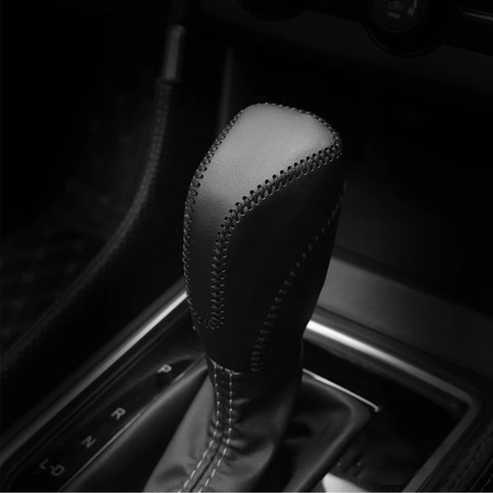 【送料無料】Fucaten 適合 スバル レヴォーグ VN系 フォレスター SK系 レガシィアウトバック BT系 インプレッサG4 GK系 インプレッサスポーツ GT系 シフトノブカバー シフトグリップカバー ガーニッシュ 汚れ防止 装着語説明書付き 色：ブラック縫い糸