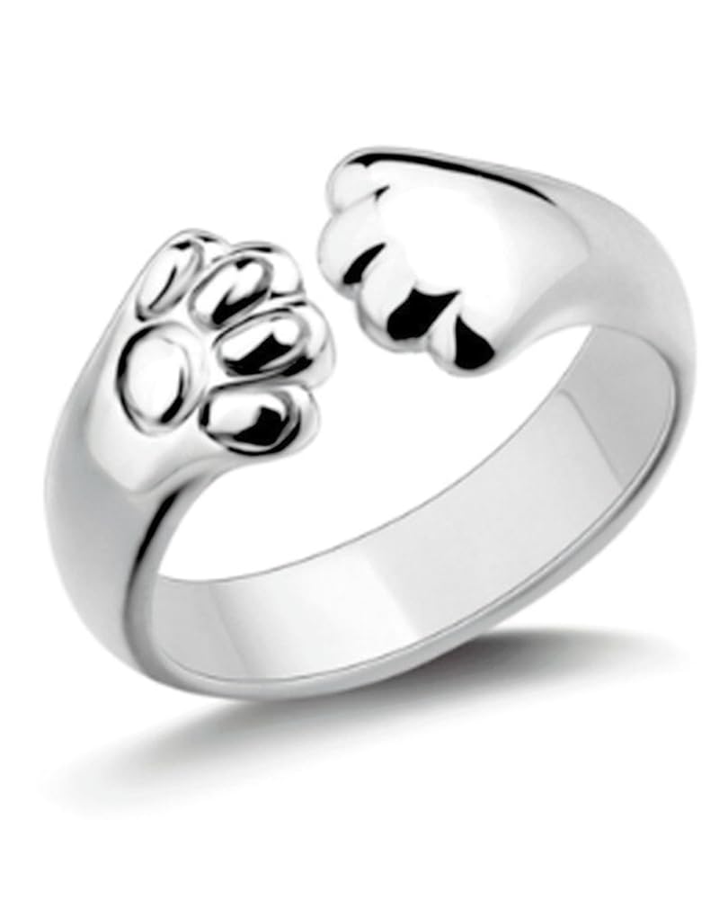 商品情報商品の説明主な仕様 猫の肉球デザインがかわいいフリーサイズのフォークリングです。【フリーサイズ】調整範囲：約11号（リング内径16.33mm　リング内周51.3mm）-約20号（リング内径19.33mm　リング内周60.74mm ）リングを両側から指で押し広げることで簡単にサイズ調整できます。気分によって違う指にはめたり、重ね付けするのに便利です。リングの一部が切れてアルファベットの「C」のような形をしたフォークリング（オープンリング）です。普通のリングより抜け感があり、遊び心のあるデザインも気軽に楽しめます。フォークリングは第一関節と第二関節の間にはめるファランジリングとしても楽しめます。関節が大きくて普通のリングだとはめた時にサイズがゆるくなってしまう方でも、ぴったりなサイズに調整できます。【カラー】シルバー / ゴールド / ピンクゴールド / ブラック 【リングの素材】亜鉛合金