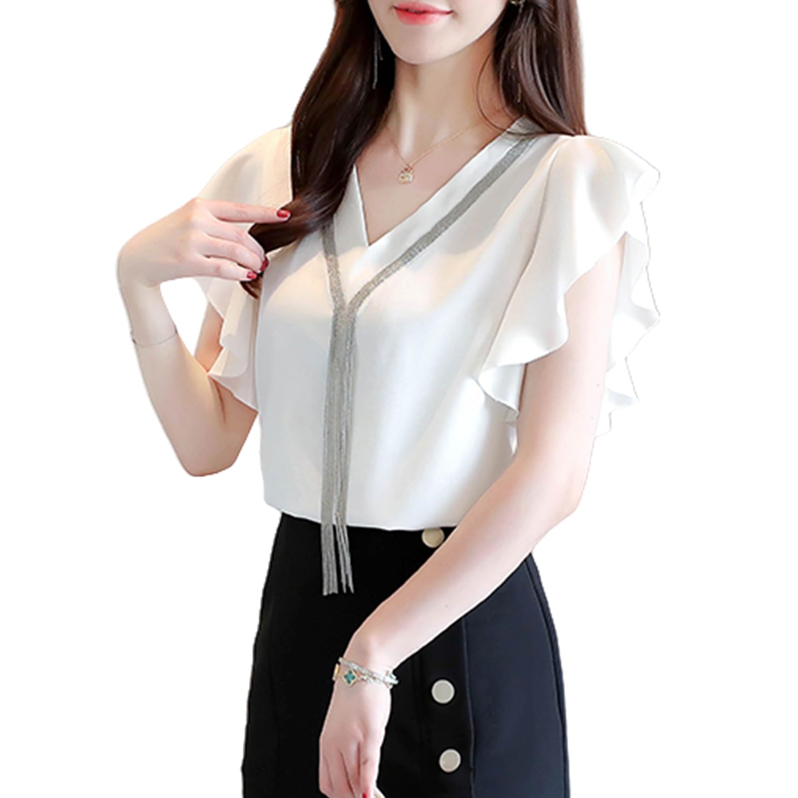 商品情報商品の説明主な仕様 【存在感ある女性らしいフリル ブラウス】軽やかさがあって、華やかに魅せてくれるフリルブラウスは、春夏の定番アイテムのひとつ。袖口のフリルデザインが全体的におしゃれ感を高め、大人かわいい印象に。ほんのり開いたVネックが程よく女性らしい鎖骨を見せ、小顔効果抜群。ネックのチェーン装飾がブラウスの洗練さと品質を高め、独特のセンスを発揮し、全体の外観をより優れたものにします。【大人の気品漂う 優美なシャツ】絶妙な丈感がこのシャツ レディースの魅力です。360度どこから見ても映えて、エレガントな雰田気に。サイズ：M：着丈60cm、バスト:98cm、肩幅:29cm、袖丈:5cm;L：着丈61cm、バスト:102cm、肩幅:30cm、袖丈:6cm;XL：着丈62cm、バスト:106cm、肩幅:31cm、袖丈:7cm。計測に付きましては手測りとなりますので 若干の誤差はご了承ください 。少したるんだシルエットで体型をカバーし、着やせ効果が期待できるシャツ。【夏の涼しさを楽しむシフォン ブラウス】質感が良い生地で上品な雰囲気に溢れて優しくてエレガントなイメージを作ってくれるレディースブラウスです。快適なシフォン素材で作られ、柔らかく滑らかな手触り、肌に優しく快適な着心地、優れた通気性とドレープ性があり、着用者は優雅さを維持しながら快適に感じることができます。涼しいブラウスとして、夏の暑い日でも快適に過ごせます。【春夏コーデに万能の半袖 シャツ】1枚でコーディネートが変わり、大人の女性らしさを演出してくれるシャツ。デニムスカート、プリーツスカート及びフリルスカートと着まわせてカジュアルのスタイルに。ちょっとしたネックレスを付けてデートのコーデに。ワイドパンツやミモレ丈のスカートと合わせて通勤のコーデになります。フェミニンデテールを凝縮させた1枚、華奢に見せることも狙える優秀なシャツです。【あらゆる場面で活躍する無地 ブラウス】この半袖 ブラウスは、カジュアルなシーンにもフォーマルなシーンにも対応可能です。お勤めの方にはオフィス・通勤はもちろん、休日のお出かけのお供としても。年齢を問わず20代から40代まで誰も自らの魅力を発散できます。日常でも活躍すること間違いなしのおすすめフリルスリーブ シャツです。