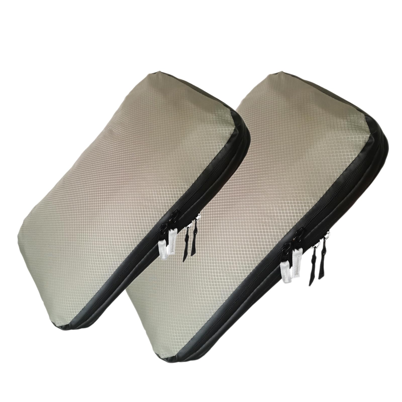 商品情報商品の説明FLYFLYGOの圧縮収納バッグは、旅先でも衣類をスマートに整理できる2気室×2色設計が特徴。外側の異なるカラーで左右の収納スペースを瞬時に識別可能。清潔な服と使用済み衣類、衣類と下着などを分けて収納でき、旅行中もスッキリ整理できます。 TPUコーティングの止水ファスナーは、圧縮時の高い内圧にも耐え、ファスナーの破損リスクを軽減。さらに、マチ付きの立体仕切りにより、片側のみ使用する場合でも型崩れせず、安定した収納が可能です。 撥水性に優れたナイロン素材と軽量設計で、旅行・出張・アウトドア・バックパック旅行などあらゆるシーンで活躍します。主な仕様 耐久・撥水ナイロン & TPU止水ファスナー：高強度ナイロン生地とTPU加工ファスナーを採用。圧縮時の高い内圧にも耐え、長時間の使用や過酷な移動でも安心です。ダブルジップ仕様でスムーズ開閉：左右どちらからでも開閉できる双方向ファスナー。収納・取り出しがスムーズで、使用時のストレスを軽減します。2気室 カラー分別構造：清潔な衣類と使用済みの衣類を分けて収納可能。さらに外側カラーが左右で異なり、中身の識別もひと目で簡単。立体的な仕切りで安定感アップ：中仕切りにマチ付き構造を採用。片側のみ使用する場合でも型崩れせず、しっかりフィットして荷物がズレません。旅行からアウトドアまでマルチ対応：旅行・出張はもちろん、キャンプ、登山、バックパッカーなど、さまざまな場面で整理整頓を効率化します。