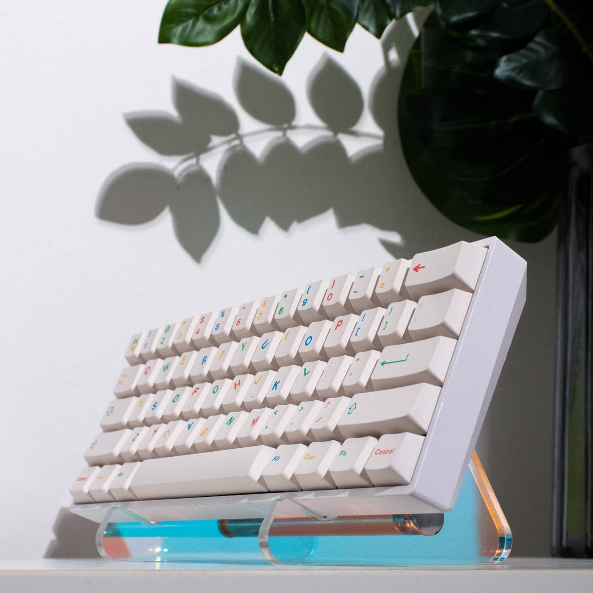 【送料無料】SUEHIODHY 1 層のアクリルのキーボードの陳列台多彩な機械キーボードのホールダーの貯蔵のタブレットはタブレットの額縁のために立ちます 色：1段。