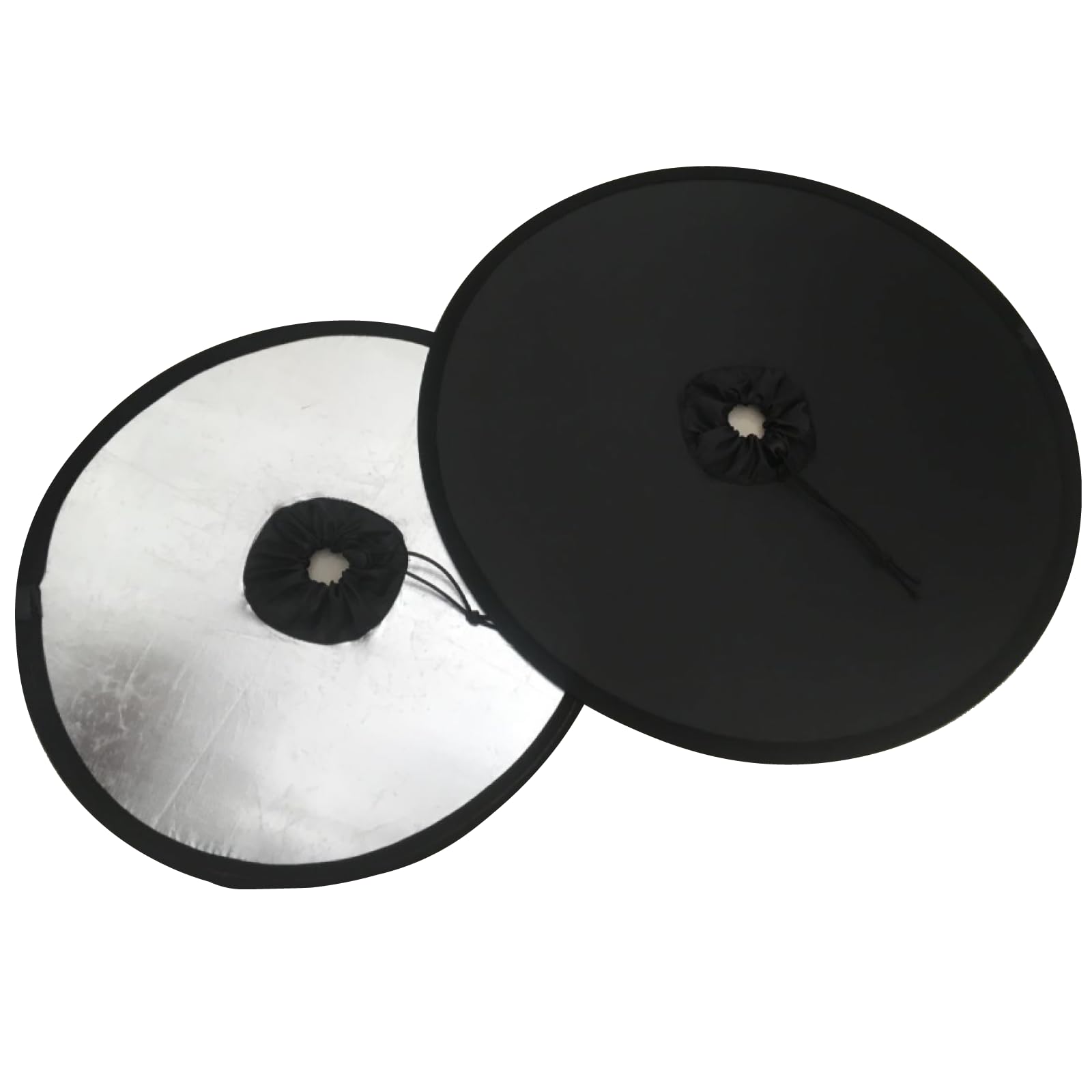 商品情報商品の説明主な仕様 【1つで2役の万能レフ板】レフ板の中心の穴にカメラのレンズを入れて映り込みを防止しながら撮影をすることができる、両面仕様の穴あきレフ板です。レンズ差し込み穴は、約20mm-100mmの範囲でレンズ径に応じて絞り込んで装着することが出来ます。【黒面は映り込み防止に】飛行機内・車内・建物の屋内から夜景を撮影したり、熱帯魚をガラス越しに撮影する時など、撮影者や室内などの背景の映り込みを防止しながら動画や写真を撮影することが出来ます。【銀色面はレフ板として】昼間の撮影時のリフレクターとしてや、携行性を活かして持ち運べるレフ板として利用するなど、様々なシーンでの撮影にお使い頂けます。【コンパクトで持ち運びも楽々】折りたたむとコンパクトになるので持ち歩きにも◎。使用後は8の字にくねらせた後に折り畳む事で4分の1程度に小さくすることが出来ますので、その状態のまま袋に入れて収納します。【商品詳細】(バリエーション)：45cm・80cm (収納時サイズ)：(45cm)約18cm・(80cm)約30cm (付属)：収納ポーチ付き