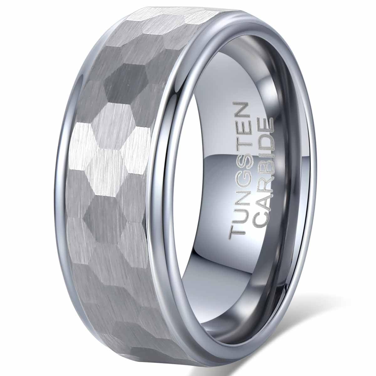 商品情報商品の説明主な仕様 この083BASEのメンズリングは、特徴的なハンマートーン加工が施され、力強い男性の個性を映し出しています。高硬度を誇るタングステン鋼製で、耐久性に優れ、日常生活での摩耗に強く、長期間美しさを保ち続けます。打ち出し模様が施された表面は、光を捉えて美しく反射し、どんなスタイルにも洗練されたアクセントを加えることができます。内側のローズゴールドカラーが温かみを添え、外観のモダンな印象と絶妙に調和しています。083BASEから送られるこのリングは、オリジナルデザインのパッケージで届けられ、30日間の無料交換と、品質に問題がある場合には生涯にわたって無料で交換するサービスが付いています。安心してお買い求めいただける品質をお約束します。