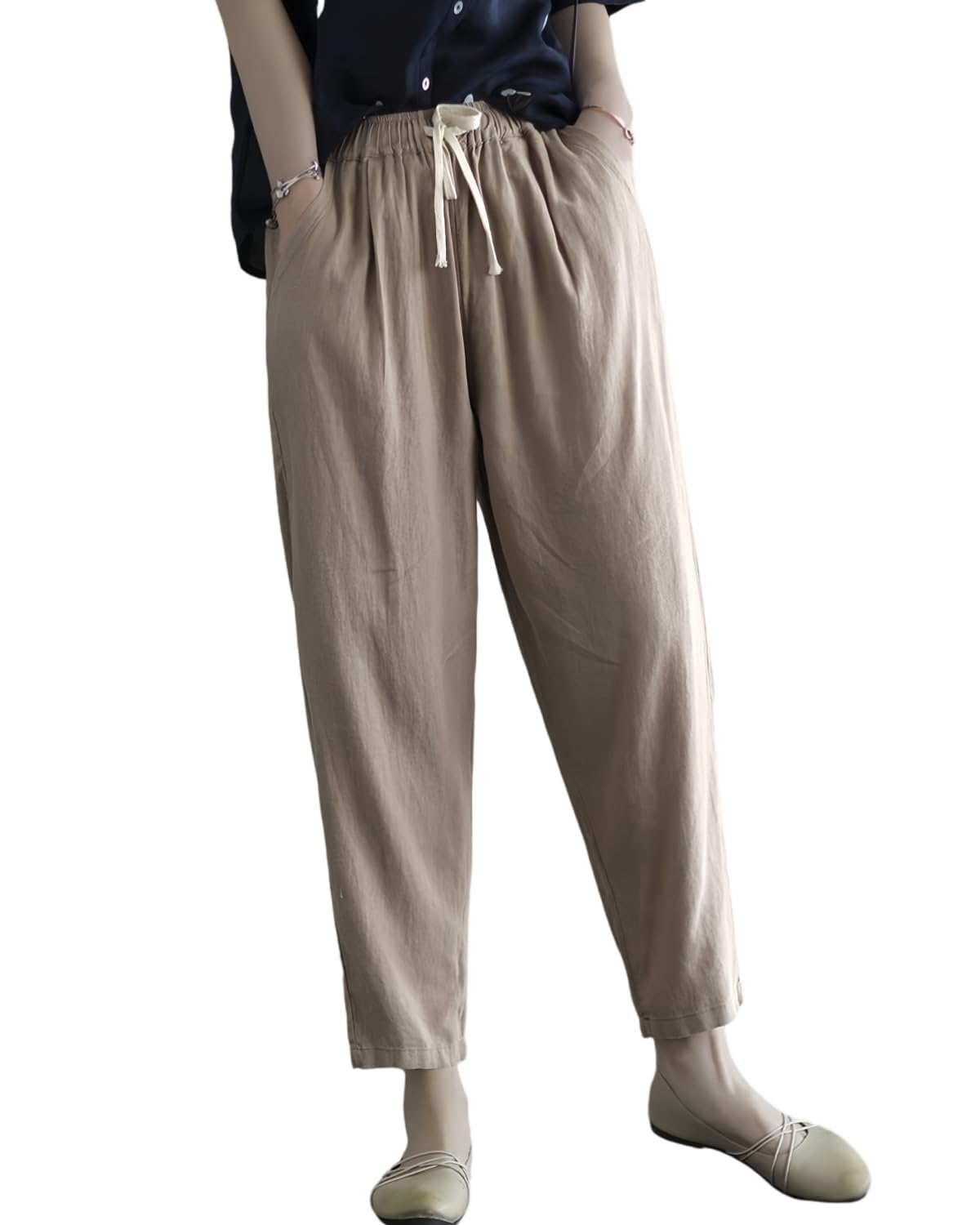 商品情報商品の説明主な仕様 【人気のワイドパンツが登場】七分丈パンツはコットンとリネンで作られており、より快適で美しく、体の欠陥をカバーできます。どんな体型の方にもお勧めできるイージーパンツボトムスですよ。ウエストゴム仕様で、動きやすく着脱も着心地も楽らく!360度どこから見てもゆるッと流れるような美シルエットで、着心地は快適に、オシャレ感を作り出してくれるワイドパンツは今期イチオシのボトムスですよ。【無地で体型カバーも完璧】動くたびにふわっと揺れるプリーツが美しい大人気のワイドパンツ。ストレッチゴムを使用したウエストは、着脱が簡単で、体型に合わせて調節が自在です。ゆったりとしたレッグデザインは体型を包み込み、着心地を向上させます。ハイウエストの立体的なブラケットフィットは、視覚的に脚を伸ばすだけでなく、贅肉を隠す効果もあります。【知的でナチュラルな美しさを演出】裾が幅広いため、伸縮性がなくても着用しやすいです。ゆるっとした雰囲気で穿くのも可愛らしいですね。Tシャツやパーカーなどと合わせてカジュアルなスタイリングはもちろん、ブラウスやシャツ、ゆるニットでキレイめなスタイリングにもOK！【柔らかくて気持ちいい】コットンとリネンの組み合わせは高級感があり、毛玉ができにくく、色あせにくいため、お手入れが簡単です！中肉の生地は伸縮しないため、着心地が涼しく、日常着として重宝しています。独特のヴィンテージ感が、上質な大人の装いを演出します。着用するほどに体に馴染み、経年変化を楽しめる素材の魅力です。【着回し抜群】普段使いはもちろん、通勤や通学、オフィスや学校、お出掛けやショッピング、お子様の送迎、部屋着やパジャマ、デートや女子会、ルームウエアなど、運動や散歩、アウトドア。春はTシャツと、秋はニットやブーツとの組み合わせがおすすめです。しっかりとした生地なので、ロングシーズン着用できます。普段使いはもちろん、通勤や通学、オフィスや学校、お出掛けやショッピング、お子様の送迎、部屋着やパジャマ、デートや女子会、ルームウエアなど、運動や散歩、アウトドア。春はTシャツと、秋はニットやブーツとの組み合わせがおすすめです。しっかりとした生地なので、ロングシーズン着用できます。