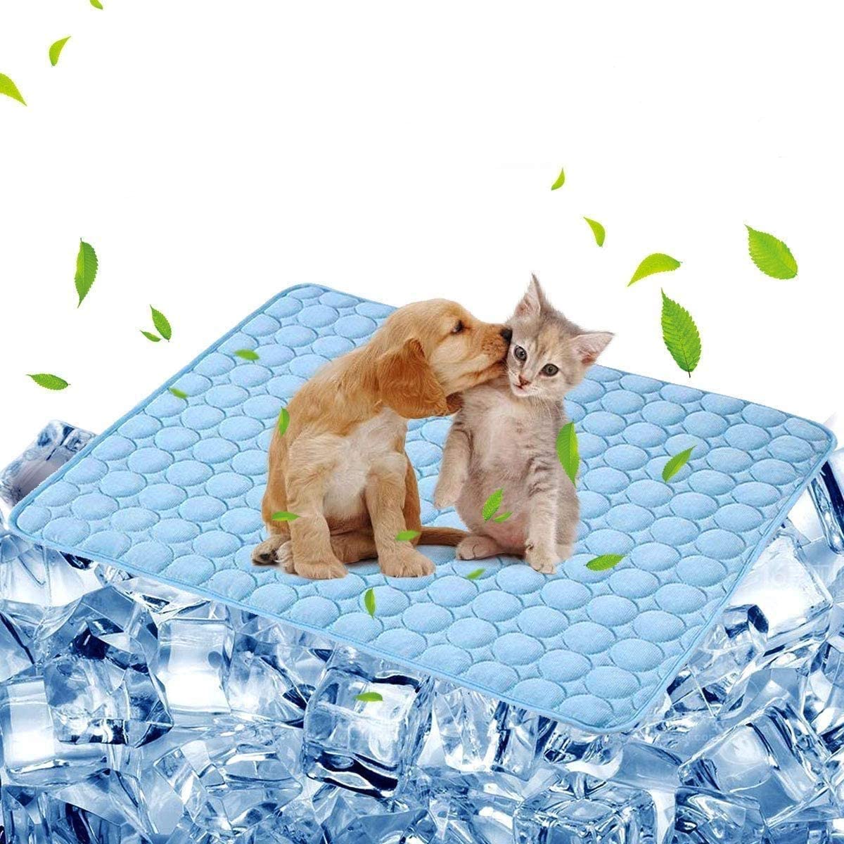 商品情報商品の説明主な仕様 ♪【SGS認定の冷却ペットパッド】クーリングマットは、最先端の冷却技術を活用したポリエステル繊維製のハイテククーリングファイバーを使用しています。猛暑の中でも、長時間にわたり冷却効果を提供し、愛犬や猫の快適さを最大限に保ちます。また、この高品質なクーリングマットは、高級なシーツや子供用品にも採用されているため、ペットだけでなく、人々の炎熱な日々の中でも心地よいクールダウンを実現します。♪【夏の猛暑ケアに最適】ペットひんやりシーツは、炎熱な夏の中でも最適な冷却ケアを提供します。一面は心地よいひんやり感のある生地、もう一面は通気性の高いメッシュ生地で構成されています。この「ひんやりシーツ」は、猛暑の夏における愛犬や猫のための究極の暑さ対策アイテムです。ベッドやマットに敷くだけで、心地よい涼しさと快適さを提供します。♪【優れた通気性と軽量設計】このペットマットは非常に軽量で、コンパクトに折りたたむことができるため、旅行にも最適です。優れた通気性を備えたメッシュ素材が使用されており、素早く乾燥します。さらに、洗濯機で簡単に洗えるため、何度も繰り返し使用できます。柔らかな触り心地は、ペットの肌に優しく心地よい感触を提供します。♪【自在な使い方で快適さを提供】この優れたクーリングマットは、その多機能性と持ち運びの便利さによって、さまざまな場所で愛犬や猫の快適さを追求します。寝台や犬小屋のマットとして使うだけでなく、車のシートや芝生、ビーチなど、屋内外のあらゆる場所で活躍します。快適さと涼しさを求める様々なシーンで、理想的なアイテムとなることでしょう。♪【信頼の品質】Angelpetブランドは、最高品質のペット用品を提供することに取り組んでいます。当店では、猫のハーネス、ペット自動給水器、ブランケット、アイスシルクパッドなど、幅広い製品を取り揃えております。我々は、お客様の満足度とペットの幸福を最優先に考えており、万が一製品に品質上の問題が生じた場合でも、無償で交換やをお約束いたします。