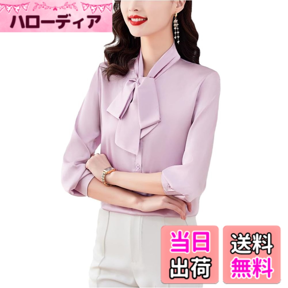 商品情報商品の説明主な仕様 レトロな雰囲気漂う、トレンド感抜群の長袖ボウタイブラウス。微光沢のある滑らかなサテン地が上品な雰囲気に仕上げてくれます。揺れる素材感がしなやかでとっても上品な一枚です!胸元のボウタイリボンでフェミニンな印象に仕上げた、長袖のプルオーバーブラウスです。上品なスリムシルエットで女性らしさたっぷりに仕上げました。トップスのフロントはハーフボタンデザインで、着脱がしやすく、顔や首を細長く見せる効果があります。今年のトレンドのレトロテイストを1枚で仕上げてくれるリボントップス。さらっとした着心地のシャツブラウスなので、ボトムスにINしても着膨れを気にせずご着用いただけます♪これ1枚でエレガントな雰囲気になれるので、ミニスカートやショートパンツと合わせても女性らしいスタイリングに仕上げてくれます◎フォーマルから普段使いまで！人気のサテンブラウス。カラバリが豊富なブラウスなので、オフィス、通勤、ビジネス等のカジュアルな場面から パーティー・謝恩会・食事会・学校行事・同窓会・演奏会・発表会・女子会などのフォーマルシーンまでご着用頂けます。春秋には1枚で、冬にはアウターやファッション小物を合わせて、きちんとコーディネートの中に華やかさをプラス。ファッション感アップしてくれておしゃれイメージも作り出します。