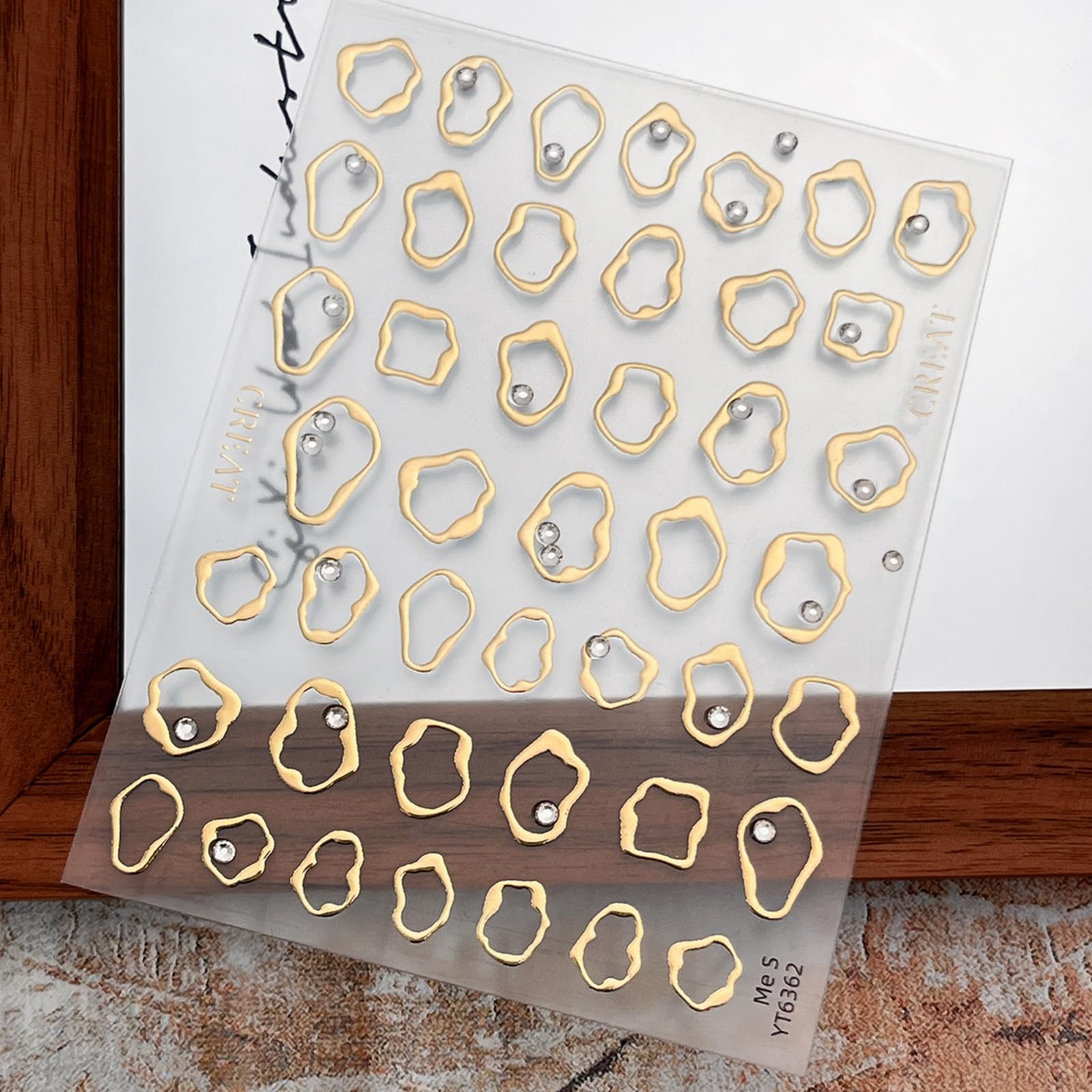 【送料無料】EZ PEACH ネイルシール 極細ライン フレンチシール ネイルステッカー リボン ラインカーブネイルアート 可愛い ネイル用シール 3d 透明 美しいネイルステッカー 自己粘着 色：Gold/不規則な輪