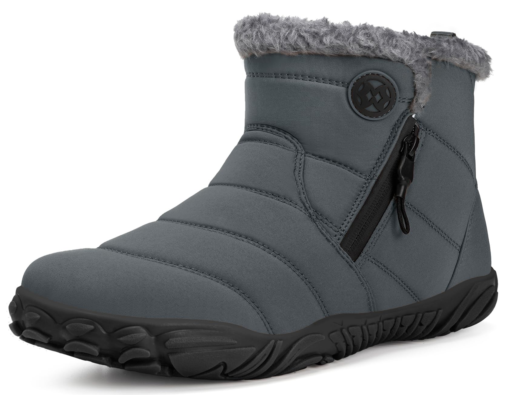 商品情報商品の説明主な仕様 【防寒性】内側には長いボアがあり、ふかふかで暖かく足を包み込んでくれます。素足で履いても気持ちが良いです。防寒対策にピッタリで冬の通勤、通学、旅行、お出かけに暖かさを提供します。【防水性】アッパー全体は耐水性能が高い防水生地を使用し、雨や雪の日でも安心して履けます。長期間着用したら、水が浸入する可能性があります、どうかご注意をお願い致します。※完全防水ではないことをご了承ください。【防滑性】アウトソールはラバー製で、グリップ力に優れているため、雪道、凍結路面、岩場や砂利道でも滑りにくいます。【履きやすい】スノーブーツの両サイドにファスナーが付き、履き口を大きく開ける、足が入れやすくて、履き脱ぎ簡単です。【ファッション性】シンプルなデザインと落ち着いたカラーはどんなコーディネートにも合わせやすいです。男女問わずおすすめのブーツです。