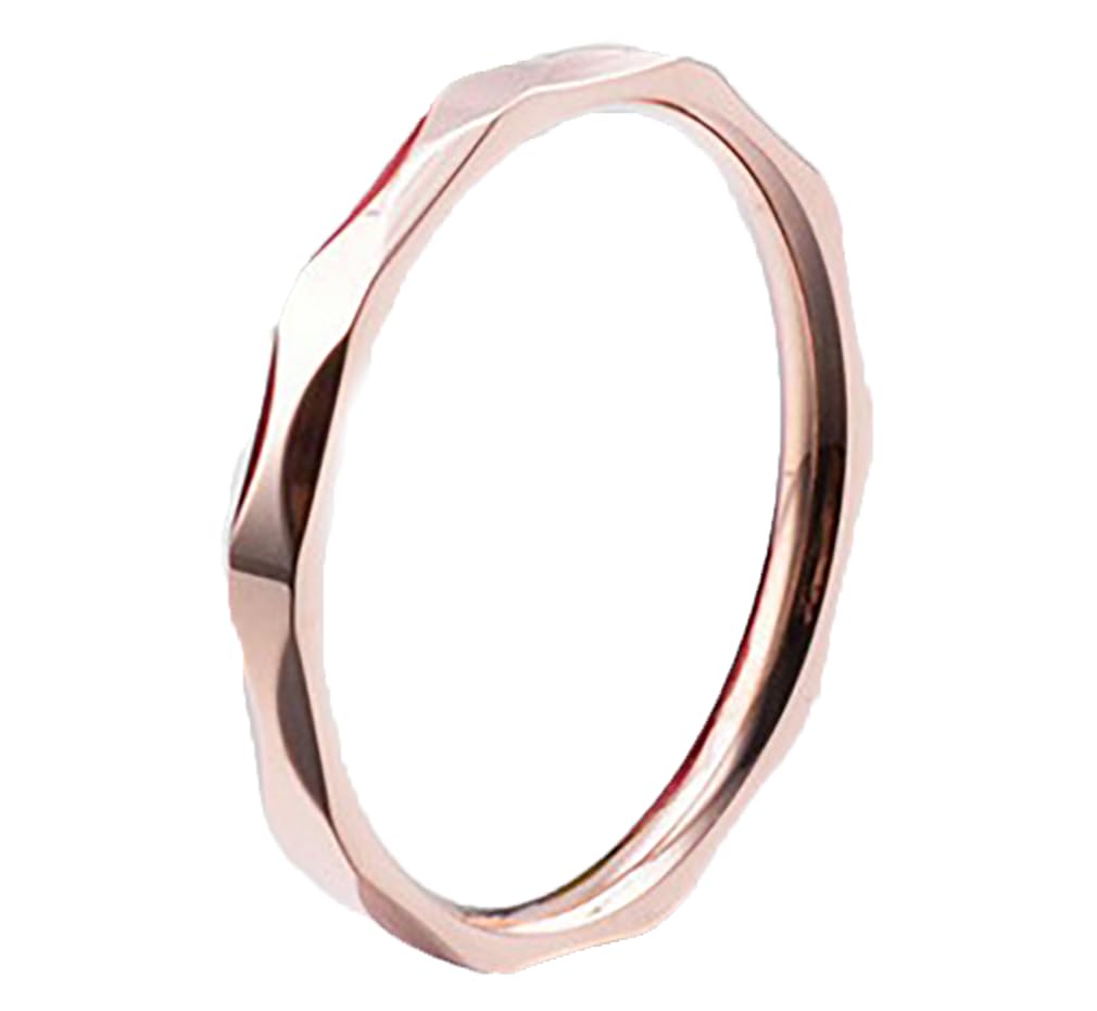 商品情報商品の説明主な仕様 洗練された多面カットデザインが美しい細身のレディースリングです。光の反射で様々な表情を見せる多面カットと、幅2mmの細身のデザインが指を華奢に見せてくれます。金属アレルギーを起こしにくいチタン製リングです。チタンは軽量で錆びにくく、金属アレルギーの原因となる金属が汗などで溶け出す心配が少ないため、アクセサリーにも重宝されている素材です。人気のカラー、シルバーとピンクゴールドの2色は着用しやすく、ちょっとしたプレゼントにもおすすめです。各カラー単品の他に、お得な2色セットがあります。【カラー】シルバー / ピンクゴールド / 2色セット（シルバー・ピンクゴールド）【素材】チタン　【リングの幅】約2mm