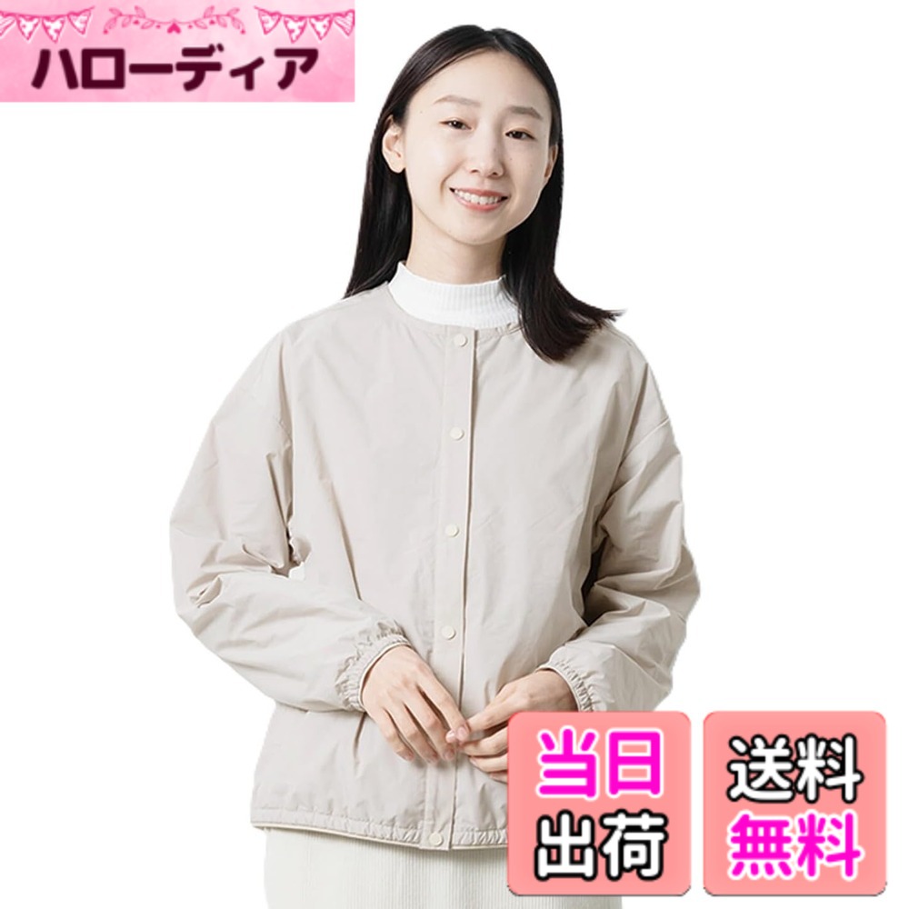 商品情報商品の説明説明 秋から冬にかけて着回し力抜群のノーカラージャケットです。裏地には、柔らかな起毛を施したメッシュを使用し、衣服内の余分な湿気を逃がしながら、起毛部分が暖かい空気の層をキープしてくれます。薄手で軽やかなのに、心地よい保温性が続きます。着ぶくれしにくいちょうどよい厚みで、秋はアウターとして、冬にはコートのインナーとして活躍してくれます。ラウンドネックと丸みのあるシルエット、適度なハリ感のある素材を組み合わせることでカジュアルな雰囲気に。ボタンを閉めると体にほどよくフィットします。短めの丈にすることで、ジャケットと合わせてインナーとして着用頂く際に、上からアウターを羽織った時にもたつかないようにコンパクトな作りに仕上げました。フロントには、デザインのアクセントとなるマットな質感のスナップボタンを採用。ゆったりとしたサイズ感ながらも袖と裾にゴムをいれてほんのり絞ることで、広がりを押さえてすっきりとした仕上がりに。両サイドのポケットは、内側をトリコット生地にすることで優しい肌ざわりにしました。左側にはアクセントになるブランドタグをあしらい、アクセントにしています。カラーは、定番のブラックと、明るく柔らかな色合いのベージュをご用意。毎日の着回しに取り入れやすい2色です。主な仕様 Mサイズ：着丈57cm、身巾55cm、裾巾47cm、肩幅52cm、袖丈51cmbrLサイズ：着丈60cm、身巾58cm、裾巾50cm、肩幅54cm、袖丈53cmbrモデル身長：165cm/Lサイズ着用素材：表地/ポリエステル100％、裏地（メッシュ）/ポリエステル100％　※洗濯機洗いOKbr秋から冬にかけて着回し力抜群のノーカラージャケット。裏地に柔らかな起毛を施したメッシュを使用し、衣服内の余分な湿気を逃がしながら、起毛部分が暖かい空気の層をキープ。着ぶくれしにくいちょうどよい厚みで、秋はアウターとして、冬にはコートのインナーとして活躍してくれます。