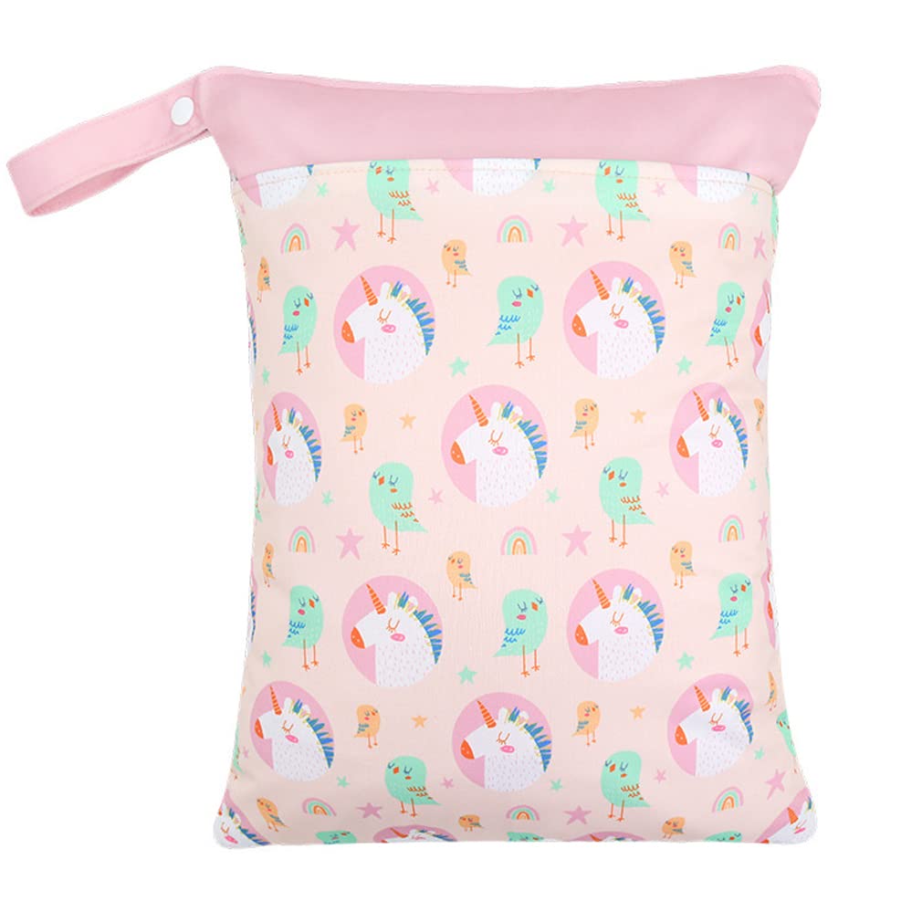 商品情報商品の説明主な仕様 【ママの理想のおむつポーチ】外出先で便利なアイテムおむつポーチ。収納力たっぷりの大きめサイズで保育園・幼稚園・小学校の水遊び/プールバッグとして、ご家族で遊ぶプールや海水浴など夏のレジャーアイテムとして活躍してくれます。洗濯機で洗えて乾燥しやすい再利用可能マルチポーチ！【デザイン】水や汚れにも強く、濡れた場合もお手入れが簡単な、うれしい撥水加工の高密度ポリエステル素材。化粧用品、お弁当、水着、帽子をいれてもまだ余裕があります。バッグには2つのポケットがあり、用途に合わせて使いやすいです。【お出かけに便利】引っ掛けることができるスナップ付きの持ち手あり、出先で抱っこしながらでもベビーカーのフックに掛けたり使いたい時に出し入れが便利です。おむつポーチとしてはもちろん、ビーチバッグやプールバッグとしても、普段の生活でも便利にご活用いただけます。【多様に使える】人気の北欧シリーズ。おしゃれで可愛い北欧調のデザインでおむつ替えも気分も上がる。おむつポーチ、哺乳瓶ポーチ、マグポーチ、お着替え入れ、おやつ入れ、水着入れ…など何にでも使えます。出産祝いやお友達へのプレゼントにも最適です。【商品仕樣】ポリエステル、ラミネート素材、pul（抗菌・消臭加工）サイズ：30×40cm お手入れ：※液温は35度を限度とし、手洗いができる※ドライクリーニング禁止 ※縫製があるので、完全防水ではありません。