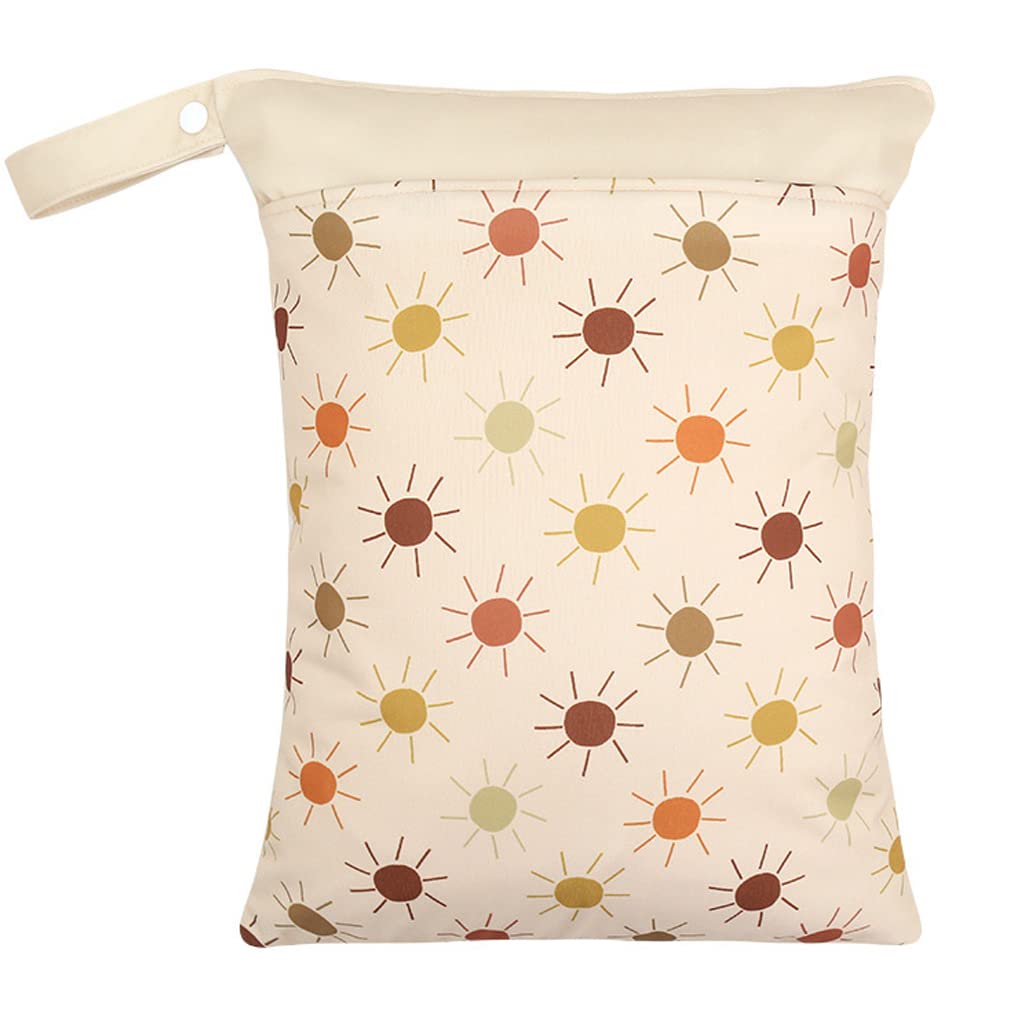 商品情報商品の説明主な仕様 【ママの理想のおむつポーチ】外出先で便利なアイテムおむつポーチ。収納力たっぷりの大きめサイズで保育園・幼稚園・小学校の水遊び/プールバッグとして、ご家族で遊ぶプールや海水浴など夏のレジャーアイテムとして活躍してくれます。洗濯機で洗えて乾燥しやすい再利用可能マルチポーチ！【デザイン】水や汚れにも強く、濡れた場合もお手入れが簡単な、うれしい撥水加工の高密度ポリエステル素材。化粧用品、お弁当、水着、帽子をいれてもまだ余裕があります。バッグには2つのポケットがあり、用途に合わせて使いやすいです。【お出かけに便利】引っ掛けることができるスナップ付きの持ち手あり、出先で抱っこしながらでもベビーカーのフックに掛けたり使いたい時に出し入れが便利です。おむつポーチとしてはもちろん、ビーチバッグやプールバッグとしても、普段の生活でも便利にご活用いただけます。【多様に使える】人気の北欧シリーズ。おしゃれで可愛い北欧調のデザインでおむつ替えも気分も上がる。おむつポーチ、哺乳瓶ポーチ、マグポーチ、お着替え入れ、おやつ入れ、水着入れ…など何にでも使えます。出産祝いやお友達へのプレゼントにも最適です。【商品仕樣】ポリエステル、ラミネート素材、pul（抗菌・消臭加工）サイズ：30×40cm お手入れ：※液温は35度を限度とし、手洗いができる※ドライクリーニング禁止 ※縫製があるので、完全防水ではありません。