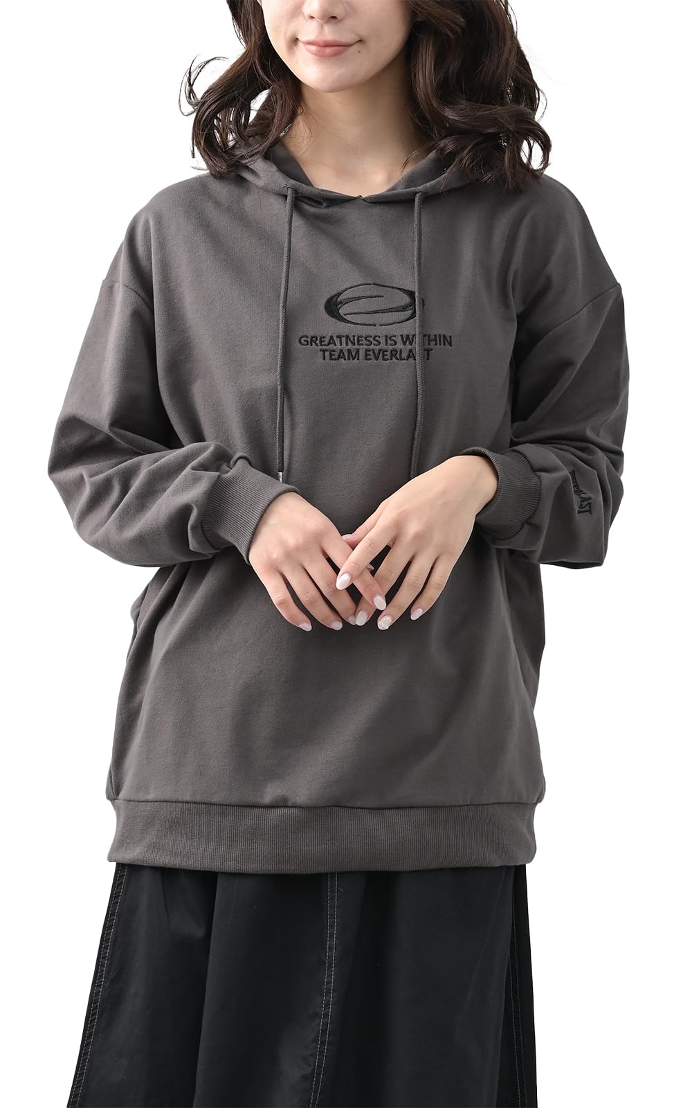 【送料無料】[JANJAM] 大きいサイズ レディース プルオーバーパーカー 長袖 フーディー 刺繍ロゴ 裏毛 トップス 色：ダークグレー、サイズ：4L