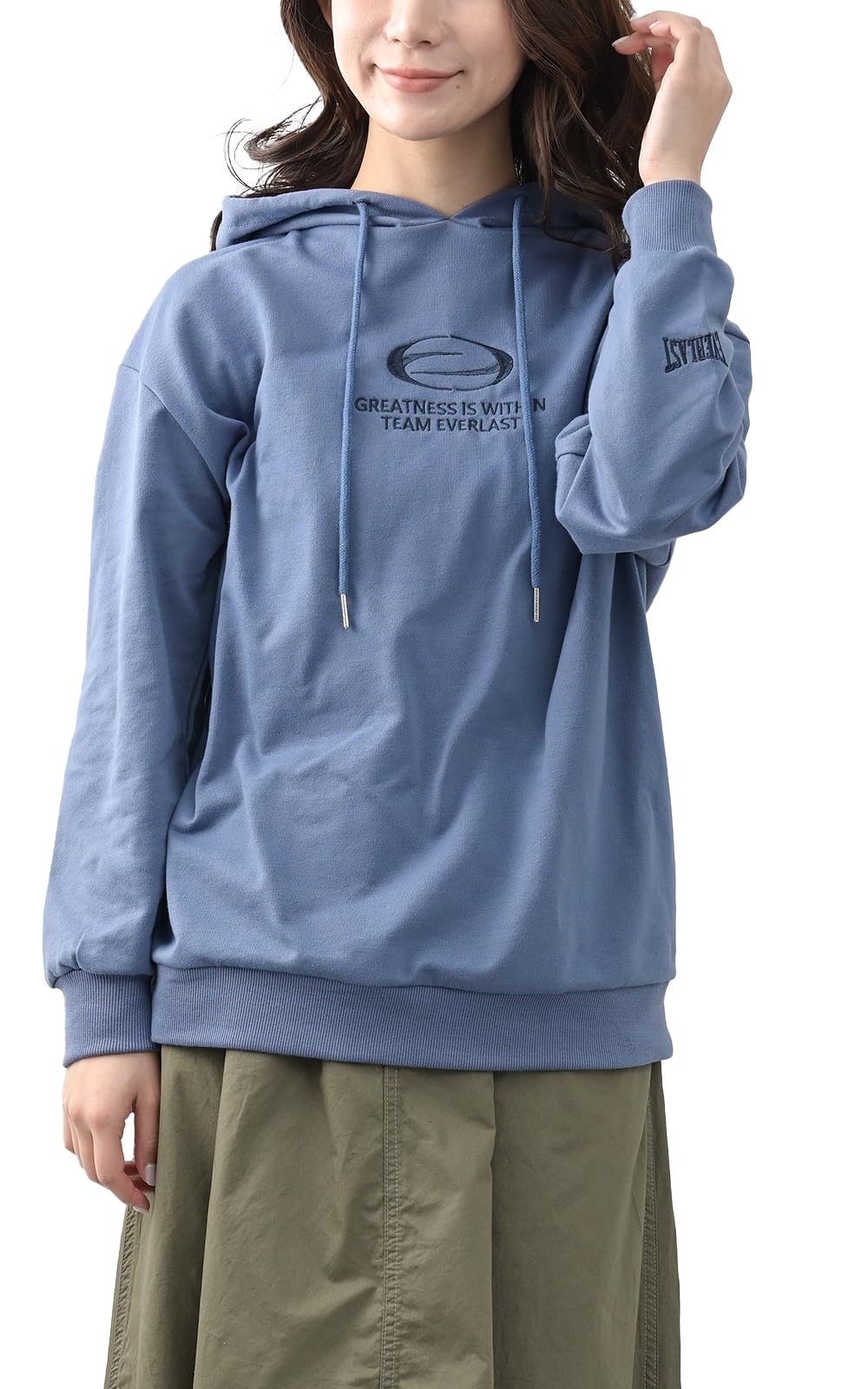 【送料無料】[JANJAM] 大きいサイズ レディース プルオーバーパーカー 長袖 フーディー 刺繍ロゴ 裏毛 トップス 色：ブルーグレー、サイズ：LL