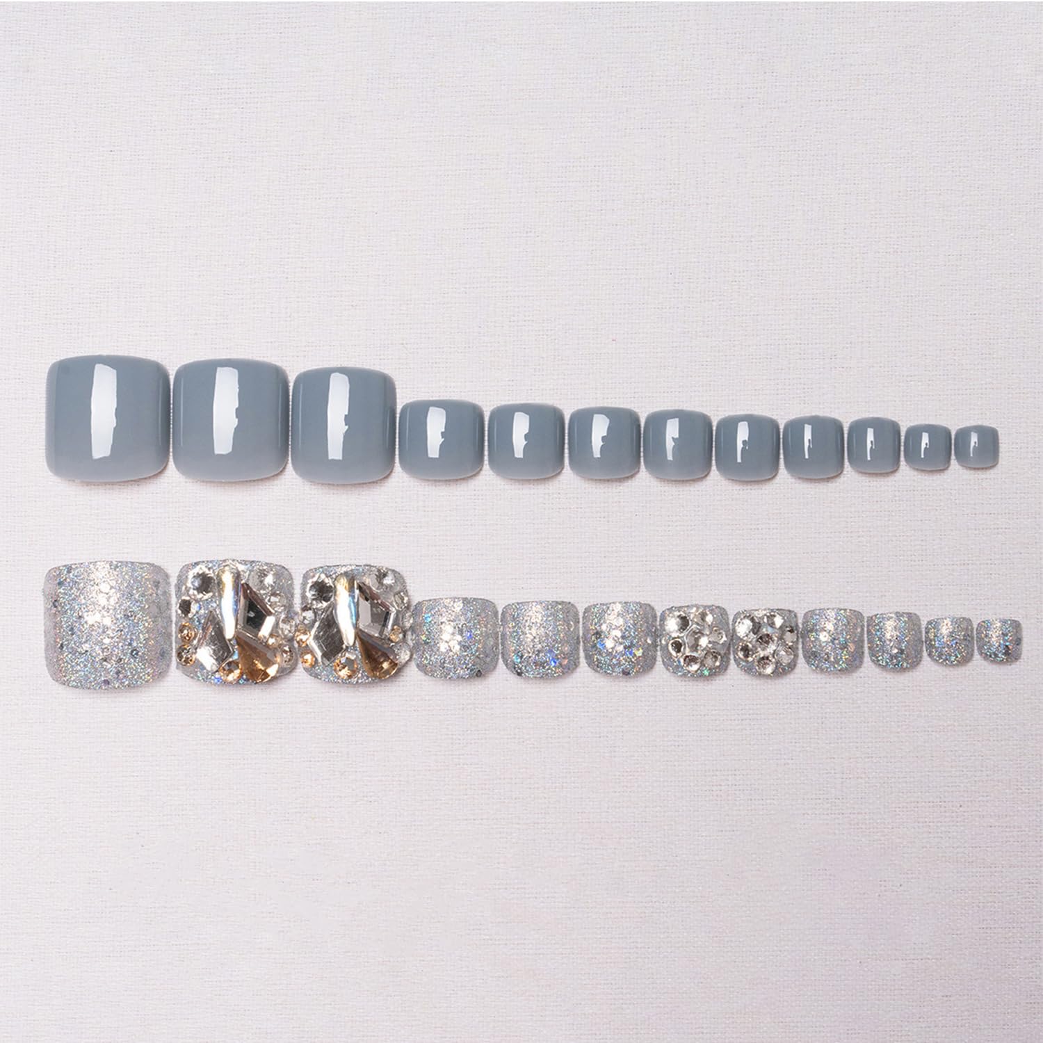 【送料無料】XUZOO 24枚 足用 ネイルチップ フットネイルシール フットネイルチップ ジェル 足用 ネイルチップ おしゃれ 人気 足 付け爪 つけ爪 結婚式 花嫁足用ネイルチップ 成人式 夏 足用ネイルステッカー ネイルツール 両面テープ付き 色：グレーとシルバー