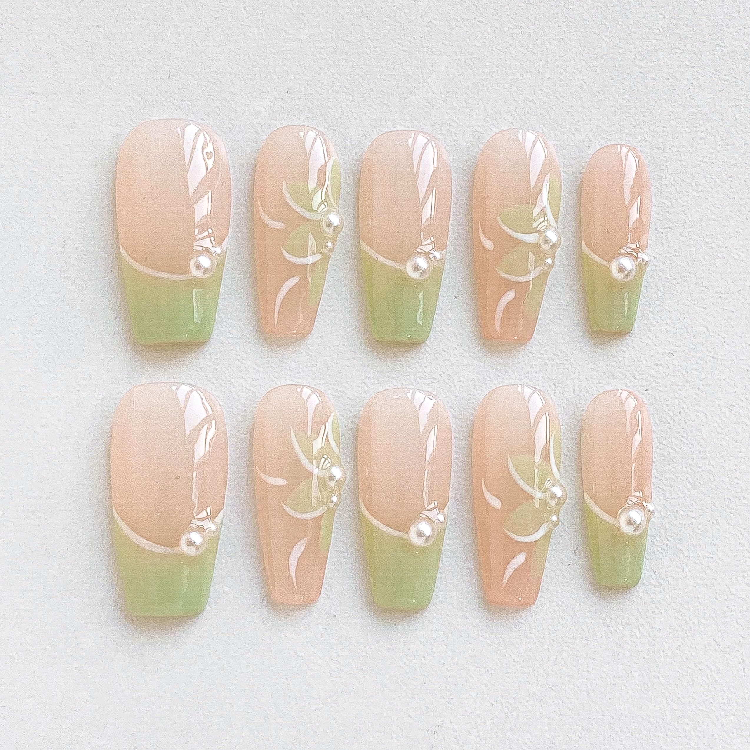 【送料無料】プレスオンネイル、白いカメリアデザイン、ラインストーン・リボン付き、ロングスティレッ..