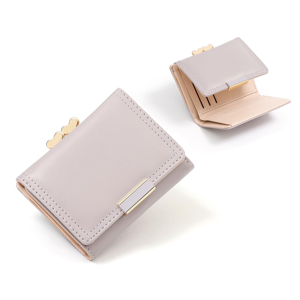 商品情報商品の説明主な仕様 【サイズ】長さ10.8cm 幅8.5cm 厚み3cm；重量約130g。（カード入れ×7、写真入れ×1、お札入れ×1、小銭入れ×1）【素材】財布は上質なPUレザー素材を採用しており、手触りが柔らかく、汚れも拭き取りやすいです。【デザイン】落ち着いた色に光沢感のある金具を組み合わせて、シンプルでおしゃれなレディース財布です。【大容量】免許証、クレジットカード、社員証、交通系ICカードなど複数のカードがあっても収納できます。小銭入れ付き、使いやすいです。【コンパクト】手のひらサイズなので持ちやすく、小さな鞄に入れることもできます。通勤、通学、お散歩やコンビニに行くなど様々な場面で使える小さい財布です。