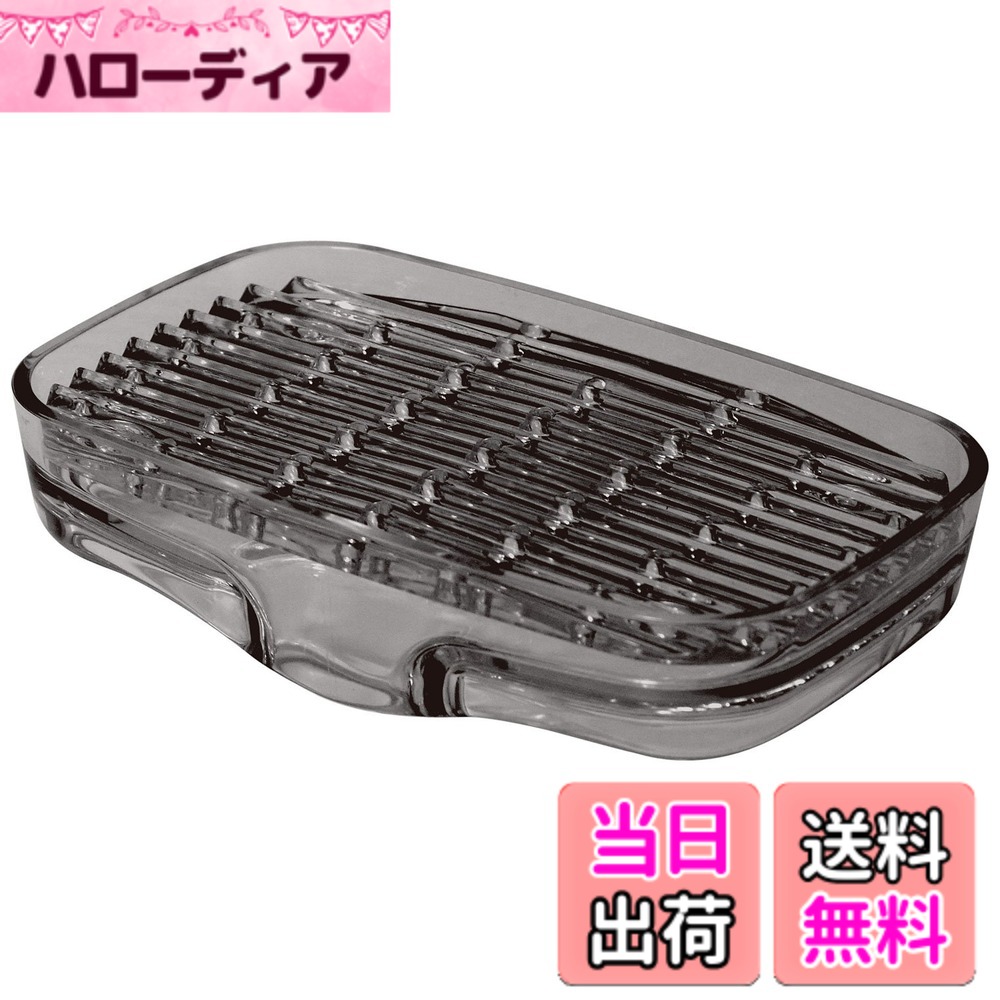 商品情報 商品の説明 シンク内に排水できるシンクキャディ。 水はけのいい波形設計の深い溝。 シンク内に自然に水が切れるので衛生的。 洗いやすい二重構造でいつでもキレイ。 滑り落ちない吸盤付き。 キッチンでの洗剤やスポンジ置き、洗面所での歯ブラシやコップ(直径80mmまで)、石けん置きなどに。 主な仕様 本体サイズ:約幅14.3×奥行8.8×高さ3.3cm素材:本体・トレー/AS樹脂、吸盤/オレフィン系樹脂重量:約130g生産国:日本耐熱温度:約80度、耐冷温度:約-30度 # 【送料無料】ライクイット(like-it) ソープディッシュ 水切りトレー シンクキャディ約幅14.3x奥8.8x高3.3cm グレー 日本製 石鹸置き キッチンや洗面所での衛生管理は重要です。特に、石鹸やスポンジなどの衛生状態に悩む方は多いのではないでしょうか。使った後の水が残ることで雑菌が繁殖し、見た目や臭いが気になることがあります。この商品、ライクイットのソープディッシュ（水切りトレー）は、そんな悩みを解消するために作られました。 シンク内で自然に水を切ることができる設計なので、石鹸やスポンジがいつでも清潔を保ちます。また、洗いやすい二重構造で、手入れも簡単です。日本製の高品質で、耐熱性と耐冷性も備えています。ぜひこの機会に、あなたのキッチンや洗面所を見直してみませんか？ ## 商品の機能と特長 ライクイットのソープディッシュは、洗面所やキッチンでの使用に特化した設計が魅力です。このディッシュは、約幅14.3cm、奥行8.8cm、高さ3.3cmのコンパクトなサイズで、スペースを取らずに設置できます。 特筆すべきはその水切り機能です。水はけに優れた波形設計の深い溝があり、シンク内で自然に水が排水されるため、湿った石鹸やスポンジを使う心配がありません。これにより、雑菌の繁殖を防ぎ、衛生的に保てます。 さらに、手入れが簡単な二重構造を採用しており、必要な時にサッと洗えるので、いつでも清潔な状態を維持できます。また、滑り落ちない吸盤が付いているため、安定した設置が可能で安心です。 普段の生活で、少しでも清潔感を重視したい方にはぴったりです。スポンジや石鹸を置くだけでなく、洗面所では歯ブラシやコップ（直径80mmまで）を置くこともできます。使い方は自由自在ですので、家庭のニーズに合わせて活用できます。 ## 商品仕様と製造国 このソープディッシュの素材はAS樹脂で、吸盤はオレフィン系樹脂を使用しています。これにより、耐熱温度80度、耐冷温度マイナス30度と幅広い温度で使用可能です。 サイズ感についても、約幅14.3cm、奥行8.8cm、高さ3.3cmというコンパクトさで、キッチンや洗面所どこにでもフィットします。この特長により、狭いスペースでも使いやすく、ストレスなく利用できます。 製造は信頼の日本で行われており、クオリティも保証されています。耐久性や安全性に優れているため、長期間にわたり安心してお使いいただけます。 家庭用だけでなく、業務用としても適しており、カフェやおしゃれなレストランの洗面所でも活躍します。日常の中で「衛生面に気を使いたい」と思っている方々に、ぜひご体感いただきたい商品です。 ## 使用上の注意事項と正しい取り扱い ライクイットのソープディッシュは、使い方は簡単ですが、正しい取り扱いが大切です。まず、ディッシュの底をしっかりと清掃し、設置する面も清潔に保つことが重要です。これによって、吸盤の効果が最大限発揮されます。 また、商品の耐熱性は80度ですが、瞬間的な高温の物を載せると不具合が生じる恐れがありますので、注意が必要です。 洗浄は中性洗剤を用い、柔らかいスポンジなどで優しく行ってください。強い洗剤や硬いものでこすることは避けましょう。 吸盤の吸着力が弱くなった場合は、水分を拭き取り、再度しっかり押し込むことで復活します。また、長期間使用しない場合は、収納する前に清掃を行い、乾燥させておくことをお勧めします。 これらのポイントを守ることで、より長持ちし、安心してご使用いただけます。 ## まとめ - コンパクトなサイズで、場所を選ばず設置可能。 - 波形設計による優れた水切り機能で衛生的。 - 日本製の高品質で耐久性・安全性が高い。 - スポンジや石鹸に加え、歯ブラシやコップの置き場にも最適。 - 使用方法やメンテナンスが簡単で、安心して長く使える。 清潔さを大切にするあなたのキッチンや洗面所にぴったりの、ライクイットのソープディッシュをぜひ手に入れてみてください。快適な生活空間に一歩近づけることでしょう。