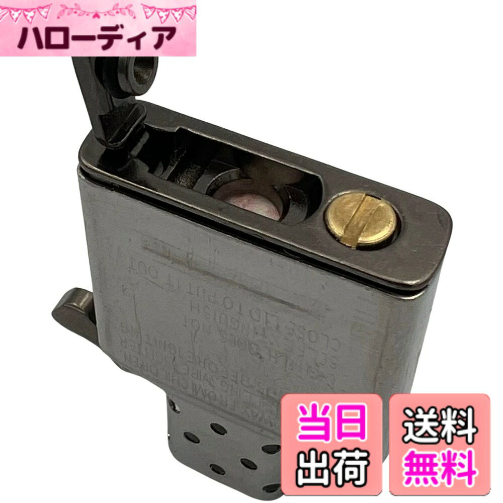 商品情報商品の説明ジッポーオイルがすぐ減ってしまう…そんな悩みを解決する【揮発防止メタルパッド】が登場。 本製品は、Zippoの底面から発生するオイルの蒸発を抑える密閉型パーツです。 高精度加工により、スカスカせずピッタリと装着できる設計。 さらに、耐油・耐熱性に優れたOリングを採用することで、オイルの気化をしっかり防止します。 「3日でオイル切れだったのが、7日間持った！」というレビューも多数。 差し込むだけの簡単取り付けで、誰でもすぐに使えるのも魅力です。 さらに、着火石（フリント）を1個収納できるスペース付きで、実用性もアップ。 見えない部分へのこだわりが、Zippoライフの満足度を引き上げます。 自己満足でいい。でも、持っていて誇れる。 そんなZippoユーザーのための“カスタムの一手”におすすめです。 Zippoレギュラーサイズに適合。商品サイズ:長さ3.5cmx幅1cm ※インサイドユニットは付属しません※主な仕様 【ジッポーオイルの揮発を抑える】高精度メタル＋Oリングで密閉力アップ。底面からの揮発をしっかりカットし、オイルの持ち時間を最大7日間に延長。【ジャストフィット設計】Zippoレギュラーサイズに適合。高精度加工によりジッポ標準インサートにスカスカせずピッタリ装着。ズレにくく、気密性が高い安心設計。商品サイズ:長さ3.5cmx幅1cmbr【フリント（着火石）収納OK】収納スペース付きで着火石の予備を常備可能。実用性と利便性を兼ね備えたカスタムパーツ。【取り付け簡単・初心者も安心】差し込むだけのシンプル設計。面倒な工具や改造不要で誰でもカスタム可能。【検品済み・安心の国内出荷】すべての商品は日本国内で検品済。サイズが合わない場合も返品・交換対応で安心してお使いいただけます。※インサイドユニットは付属しません※