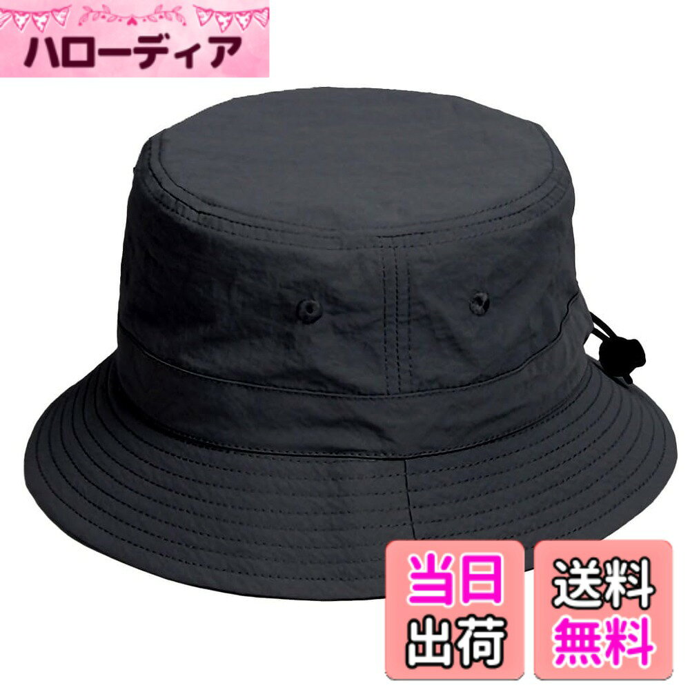 商品情報商品の説明主な仕様 シンプルでどんなスタイルにも合わせやすいポリエステルまたはナイロン素材（製造ロットによって異なります）のバケットハット。帽子の外側に頭周りのサイズ感が細かく調節ができるドローコード付き（約2cmサイズ調整ができます。）内側には取り外し可能な顎紐が付いているので、風で飛ぶ心配もありません折りたたんでもシワが出来にくいので、気軽にバッグなどに収納できるところも嬉しいポイントです。brS：56cm（54-56対応）　深さ：8.0-8.5cm　つばの長さ：5.0-5.5cm　/付属：あご紐付き　/すべてのサイズは5mmほど誤差があることもあります。　/サイズは外側についているゴムひもを絞ることで約2cmぐらいは縮めることが出来ます。