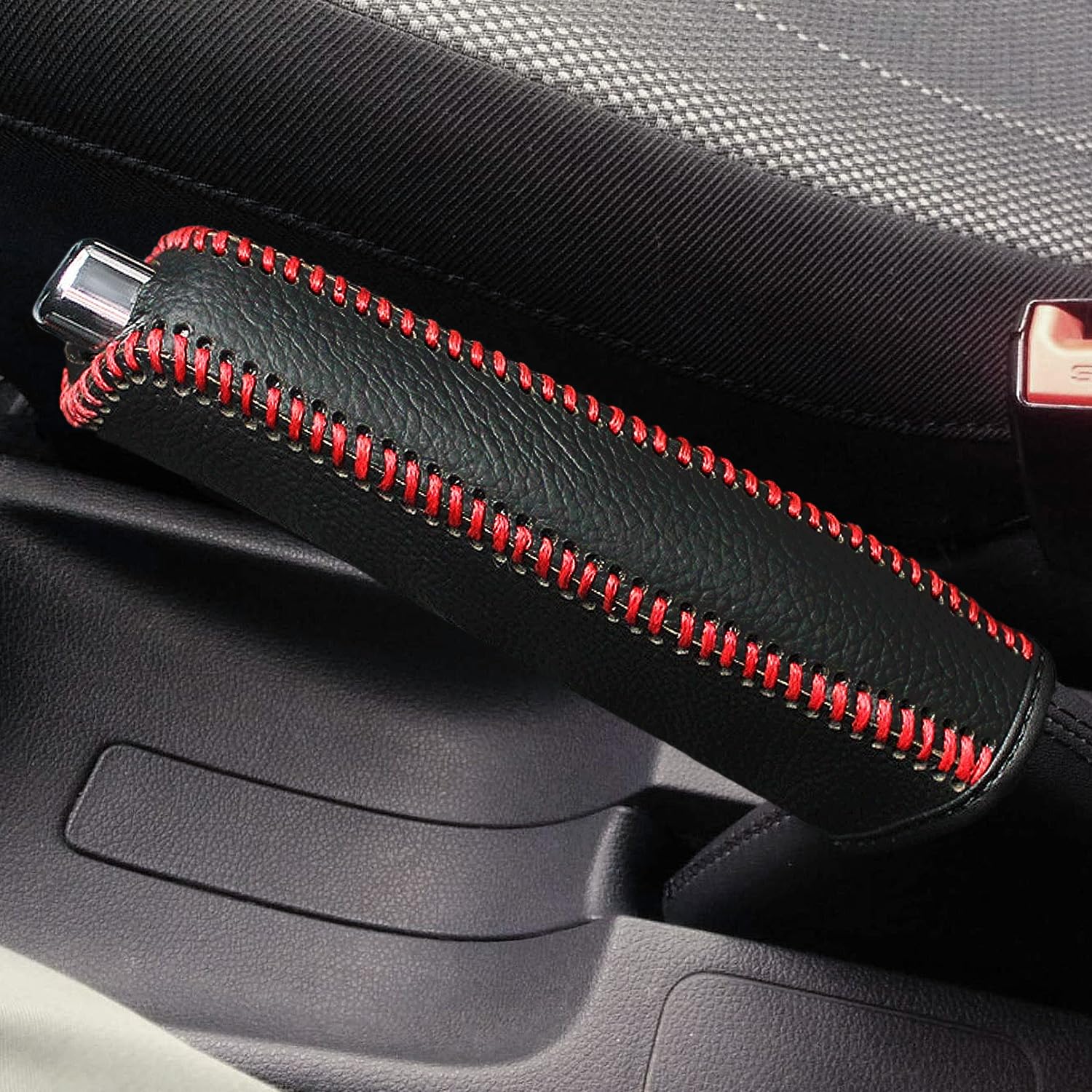 【送料無料】本革 パーキングブレーキカバー 上質本革 触感快適 汎用タイプ ハンドブレーキ専用 車内インテリア 防滑加工 耐久性 色：枝目加工 黒革＋赤糸