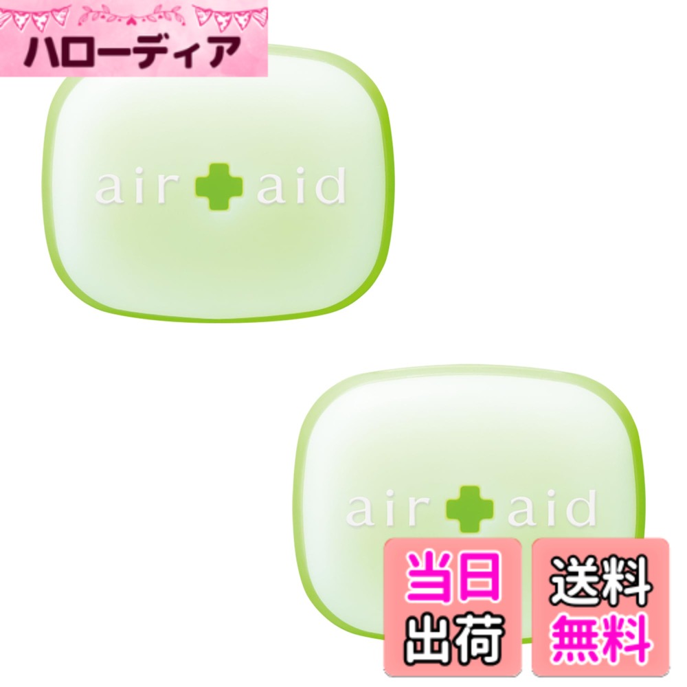商品情報商品の説明商品紹介 製品仕様 【用途】自動車用消臭・芳香剤 【形状】エアコンルーバー取付タイプ（クリップ） 【成分】植物抽出物、香料 【内容量】2.4g x 2個 【生産国】日本 使用方法 1.フタにクリップを取り付ける。 2.香りのタブレットを本体に入れる。 3.フタを閉める。 4.エアコン送風口に設置する。 原材料・成分 香料主な仕様 エアコンに取り付けるだけ ! 空気のお手入れ植物生まれの天然消臭成分が悪臭を包み込み、中和・分解して消臭！あらゆる車の内装に馴染むシンプルでやさしいデザイン。シャンプーの香り香りの構成 ●トップノート ： グリーンアップル、ベリー ●ミドルノート ： ピオニー、バイオレット、ジャスミン ●ラストノート ： ウッディ、ムスク