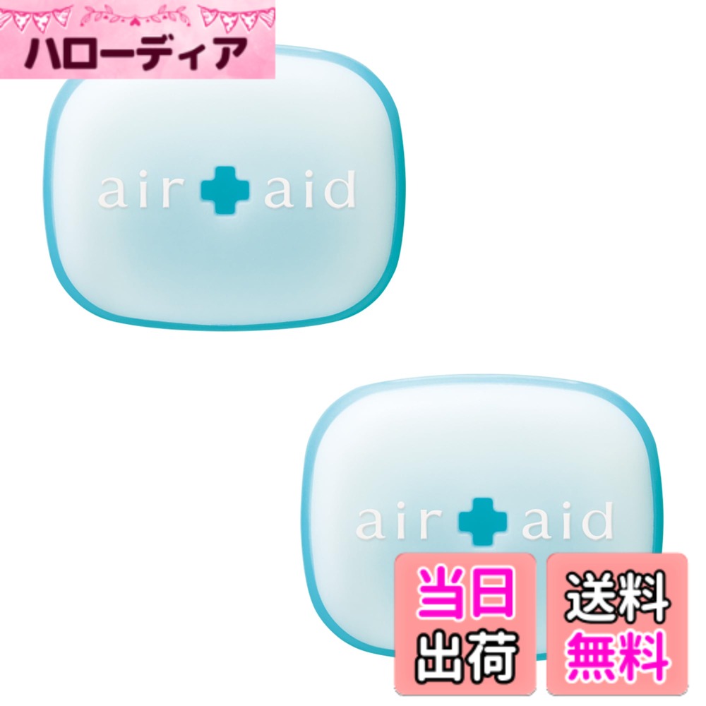 商品情報商品の説明商品紹介 製品仕様 【用途】自動車用消臭・芳香剤 【形状】エアコンルーバー取付タイプ（クリップ） 【成分】植物抽出物、香料 【内容量】2.4g x 2個 【生産国】日本 使用方法 1.フタにクリップを取り付ける。 2.香りのタブレットを本体に入れる。 3.フタを閉める。 4.エアコン送風口に設置する。 原材料・成分 香料主な仕様 エアコンに取り付けるだけ ! 空気のお手入れ植物生まれの天然消臭成分が悪臭を包み込み、中和・分解して消臭！あらゆる車の内装に馴染むシンプルでやさしいデザイン。ソープの香り香りの構成 ●トップノート ： ラズベリー、パイナップル ●ミドルノート ： ローズ、ジャスミン、ミュゲ ●ラストノート ： ウッディ、ムスク