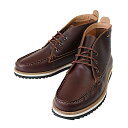 Clarks【クラークス】DURSTON MID ダーストンミッドはクラフトマンシップが感じられるクラシックな印象のチャッカブーツです。上級タンナーのスムースレザーを使用した贅沢なアッパーにアウトドア風のラッギドなアウトソールを使用。きれい目のコーディネートにもぴったりです。また、クラークス 独自のテクノロジーであるCushion Plusを搭載しています。Cushion Plusは解剖学的観点から最適な位置に配された二重密度の衝撃吸収クッションで快適性を向上し、負担を軽減しブレのない快適な歩行をサポートするクラークス 独自の技術です。クラシックなスタイルで魅力的なアイテムに仕上がっています。 *天然皮革使用の為、納品の段階でレザーのもつ元々のキズや色むらが見受けられる場合がございますが、製品の特徴として御理解下さい。*できるだけ現物に近いお色で撮影することを心がけておりますが、光の具合により若干お色の見え方に誤差が生じる場合がございます。*輸入、及国内配送の際に生じるボックスへのダメージ等が見受けられるケースがございます事を予めご了承下さい。 SIZE UK7( 25cm) UK7.5( 25.5cm) UK8( 26cm) UK8.5( 26.5cm) UK9( 27cm) UK9.5( 27.5cm) *Clarksの公式ページに記載されているサイズ換算で記載しております。**商品にはUS/UKサイズが表記されていますが、当店ではUKサイズを記載しています。また、靴本体に表記されている「CN」は中国サイズの表記であって、「cm (センチメートル)」ではございません。 ウィズ (足囲)：G (スタンダード) 素材：アッパー レザー / ソール ラバー 原産国：インドCLARKS 【クラークス】 CLARKSは、1825年にサイラス・クラークス氏とジェームス・クラークス氏の兄弟によって立ち上げられたイギリスの老舗ブーツブランドです。英国で現存している最古の靴ブランドとして知られています。また、CLARKSは人間工学を駆使したコンフォートシューズの先駆け的存在ともいわれています。「デザートブーツ」や「ワラビー」はクラークスを代表するアイテムで、デザートブーツは1950年頃（今でも）世界中で愛用され、クラークスブランドの礎を築いたといわれています。