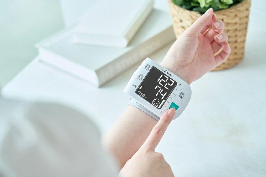 ドリテック 手首式 血圧計 ホワイト BM-111 WT 【dretec デジタル 手首 血圧 測定 家庭 簡単 操作 家庭用 簡単 脈拍 記録 保存】