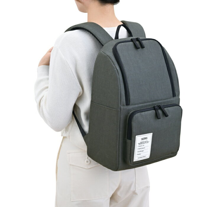 ■背負ってラクチン保冷リュック 通勤や通学、買い物などに。保冷したい荷物もまとめて持ち運べるバックパック。 ■温度変化を抑える高い保冷力 サーモス独自のアイソテックを搭載。 外気の影響を受けにくいので、食品や飲み物はもちろん、 タブレットなどの端末の温度を保ちやすくします。 ■出し入れしやすい大きな開口部 蓋が大きく開くため、中身の確認や出し入れがしやすい。 ■快適な背負い心地 背面にはメッシュクッション素材を使用。 体にフィットしやすく、蒸れを抑えます。 ■小物ポケット付き フロントとサイドにはポケット付き。 折りたたみ傘やメモ帳など、サッと取り出したい小物の収納に。 ■底板付き 形態安定性を高める底板付き。 【仕様】 品番：RFP-016 容量：16L 本体寸法：約30.0cm×18.0cm×40.0cm(底幅約30.0cm×底奥行約15.5cm) 本体重量：約400g