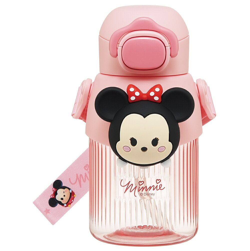 ■かわいい立体マスコット付きストローボトル ■ワンプッシュで簡単オープン ■飲みたい時にサッと飲めるストローボトル ■口当たりが良く飲みやすいシリコーン製の飲み口 ■キャップを後ろに倒すと固定されるキャップロック設計 ■誤作動でキャップが開くのを防ぐロックリング ■透明度が高く丈夫な本体 ■ショルダーベルト付き ●サイズ：95×92×177mm(マスコット部含まず) ●容量：590ml ●材質：ポリプロピレン、ポリエステル、シリコーンゴム、ABS、飽和ポリエステル樹脂 ●生産国：中国