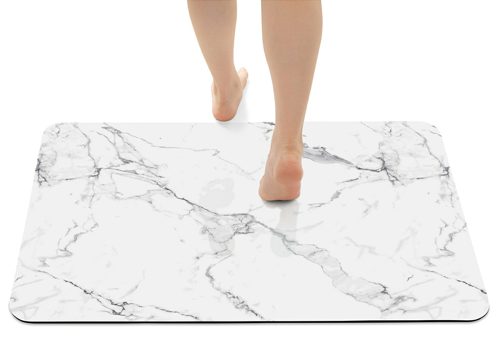 ■水分をしっかり吸収する3層構造になっており、踏んだ瞬間サッと吸水、サラッと快適。 やわらかいソフトタイプのマットなので、割れたり欠けたりせず、冬場でも冷たくなりません。 使用後は、干して保管でき、乾燥後は丸めて収納可能。 抗菌加工を施しているので、マットを清潔に保ち、アスベスト不使用なので安心してお使いいただけます。 ●サイズ：60×90cm ●重量：1,356g ●材質：珪藻土入り天然ゴム、ポリエステル、ポリウレタン ●原産国：中国
