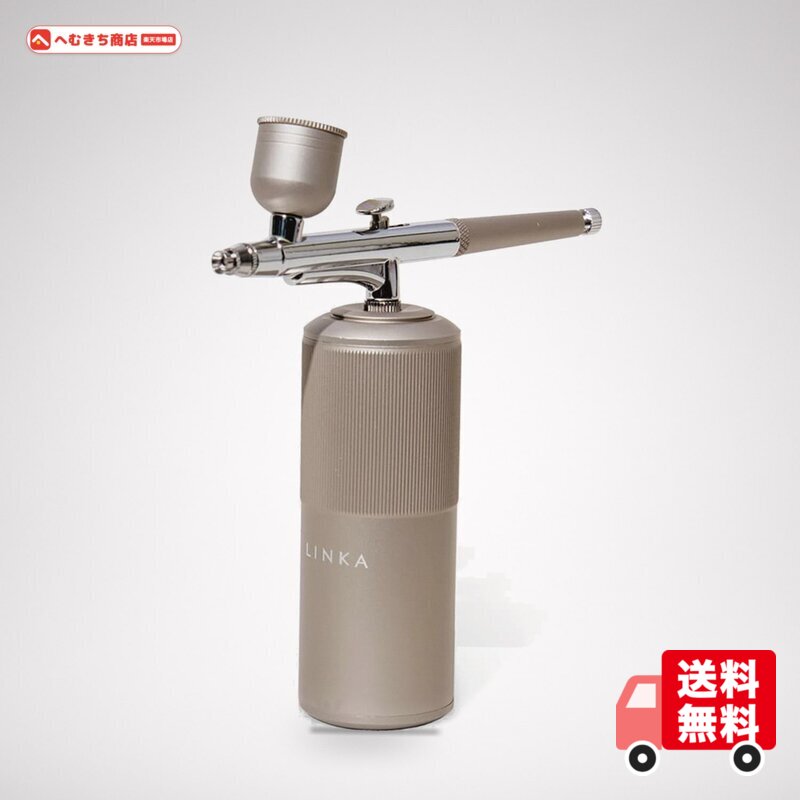 【約161nmの超微細ナノミスト】 LINKA クリスタルミストは、空気の力で化粧水や美容液を約161nmの微細なミスト状にして噴霧する保湿用エアブラシ。きめ細かなミストがふんわりと広がり、顔全体に吹きかけやすい設計です。 【肌に直接触れずにミストを噴霧】 化粧水や美容液をミスト状にして吹きかけるエアブラシ方式を採用。手で塗り広げる動作を減らせるため、肌に直接触れずにスキンケアアイテムを塗布できます。 【小鼻や目元など細かな部分にも使いやすい】 微細なミストを噴霧することで、小鼻や額、フェイスラインなどの細かな部分にも吹きかけやすい設計。顔全体から部分的なお手入れまで、使用シーンに合わせてお使いいただけます。 【化粧水・美容液に対応した保湿用エアブラシ】 対応するローション状の化粧水や美容液をミスト状にして噴霧できます。普段使用しているスキンケアアイテムを、ミストならではの軽やかな使い心地でお楽しみいただけます。※使用できる化粧水・美容液は取扱説明書をご確認ください。 【自宅で手軽にミストスキンケア】 対応する化粧水や美容液を本体に入れて噴霧するだけのシンプルな操作。毎日のスキンケアに取り入れやすく、自宅で手軽にミストを使ったセルフケアを楽しめます。※ミスト粒径約161nmは所定の条件下における測定値です。使用環境や測定条件によって異なる場合があります。 商品紹介 【LINKA crystal mist リンカ クリスタルミスト 保湿用エアブラシ】 化粧水や美容液を微細なミスト状にして噴霧する、LINKAの保湿用エアブラシ。空気の力を利用して、ローション状のスキンケアアイテムを細かなミストに変え、顔全体にふんわりと吹きかけます。 手で塗り広げるスキンケアとは異なる、ミストならではの軽やかな使い心地。毎日のお手入れに取り入れやすく、自宅で手軽にミストを使ったセルフケアを楽しめます。 【約161nmの微細ミスト】 空気の力で化粧水や美容液を約161nmの微細なミスト状にして噴霧。きめ細かなミストがふんわりと広がり、顔全体に塗布しやすい設計です。 小鼻や額、フェイスラインなど、細かな部分にも吹きかけやすく、毎日のスキンケアに取り入れられます。 【肌に触れずに吹きかけるミストケア】 化粧水や美容液をミスト状にして吹きかけるため、手で塗り広げる動作を減らせるのが特徴。肌に直接触れずに塗布できるエアブラシ方式で、毎日のお手入れをサポートします。 【化粧水・美容液に対応】 対応するローション状の化粧水や美容液を使用できる設計。お手持ちのスキンケアアイテムをミスト状にして吹きかけることで、普段とは異なるスキンケアの使い心地を楽しめます。 ※使用できる化粧水・美容液は、取扱説明書をご確認ください。 【自宅で手軽にセルフケア】 対応する化粧水や美容液を本体に入れて噴霧するだけのシンプルな操作。毎日のスキンケアに取り入れやすく、自宅で手軽にミストを使ったお手入れができます。 ※ミスト粒径約161nmは所定の条件下における測定値です。測定条件や使用環境により異なる場合があります。 ※使用感には個人差があります。 安全警告 粘性の高い液剤は詰まりの原因となるため、使用をお避けください。 その他、取扱説明書に記載