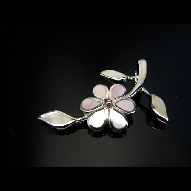 シェルフラワーデザインペンダントトップ☆シェルアクセサリー/シルバー925/ペンダントトップ/ギフト