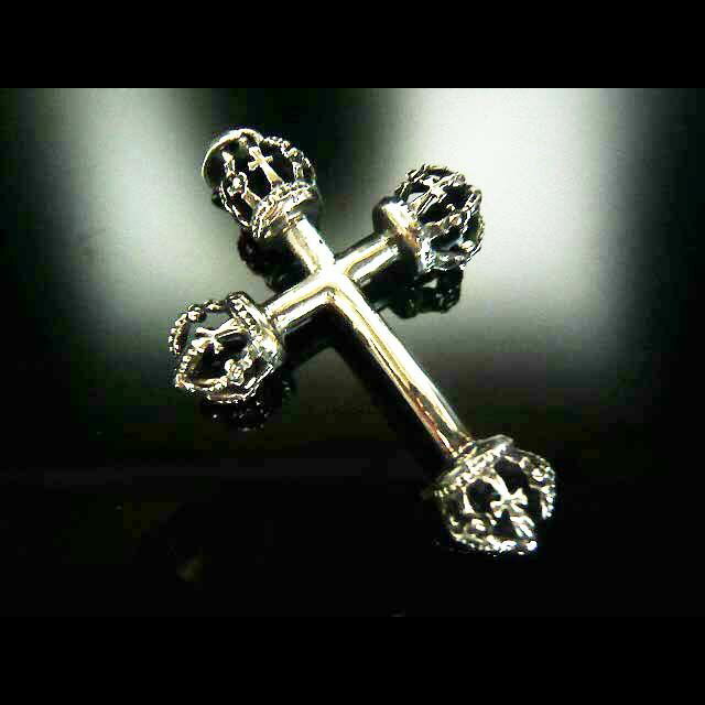 商品説明四隅にクラウンが入ったお洒落なクロスです。大きな十字架に4つの立体クラウンが装飾されています。存在感があり、個性的でかっこいいデザインのシルバートップです。サイズ・素材【素材】：シルバー925　　13.5g　【サイズ】：5.7cm×3.8cm×1.2cm　　【口径】：0.5cm0×0.4cmsliver pendant top 四隅にクラウンが入ったお洒落なクロスです。大きな十字架に4つの立体クラウンが装飾されています。存在感があり、個性的でかっこいいデザインのシルバートップです。 image1 HERA/Gift Shop/ x Close GIFT SHOP HERA