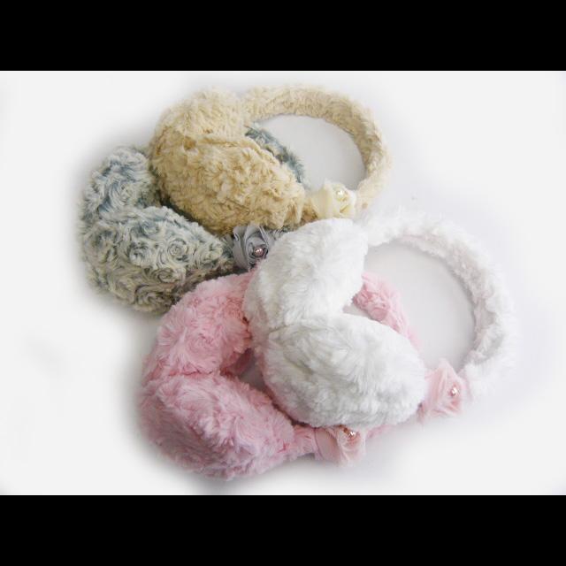 【大人気】ふわふわもこもこイヤーマフ☆イヤーマフラー【薔薇コサージュ付き】