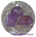 Spiritual Stones/Stone Healing商品名 アメジスト：ヒーリングストーンタンブル型ストーンヒーリング用天然石特徴 アメジストは「第三の目・サードアイチャクラ」のチャクラに呼応し、「宝冠」のチャクラにも効果的です。 呼応チャクラ 「第6.第3の目」「第7.宝冠」 サイズ約15mm※天然石のため商品によってサイズ、厚さに誤差がありますのでご了承ください。浄化について ご使用前やクリスタルの色がくすんできたり、心なしか元気がないように見えた時は浄化してください。輝きのない石では、十分なパワーは得られません。定期的な浄化をお勧めします。 ご注意 天然石のため商品によって多少のインクルージョン、色の具合、サイズに誤差がありますのでご了承ください。 クリスタルヒーリングワークの方法はこちら□■　アメジスト/AMETHYST　■□■チャクラ第6「第3の目」・第7「宝冠」■特徴&nbsp;無色透明の水晶に鉄分が加わり紫色に変色したもので、水晶の変色種の中では最高位に評価されています。色帯構造や色ムラが多いのが特徴で、深く一様に見える石ほど上質になります。■いわれ異性を引き寄せるパワーを与え、隠れた魅力を引き出してくれるといわれています。また、悪い気から身を守ってくれるとも言われています。ギリシア神話では、『神殿に向かっていた乙女アメジストを酒神バッカスがピューマに襲わせ、その乙女を守るために女神ダイアナがアメジストの身体を透明の石に変化させた。その石の美しさと、犯した罪を悔いたバッカスが石にワインをかけると、紫に輝く石に変化した』という話があります。こうした神話から、古来より、持つだけで酒に酔わないともいわれている石です。アメジストはボディ・マインド・スピリットのあらゆるレベルを浄化し、再構してくれます。&nbsp;