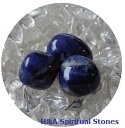 Spiritual Stones/Stone Healing商品名 ソーダライト：ヒーリングストーンタンブル型ストーンヒーリング用天然石特徴 ソーダライトは「宝冠・クラウンチャクラ」のチャクラに呼応できるパワーストーンです。「第三の目」「喉」のチャクラにも効果的です。 真実を見極める力を与え、ネガティブな考え方を解放してくれます。魔除け効果が高いので、お守りとして持ち歩いていれば、ネガティブな思いや、悪いものから守ってくれるでしょう。 呼応チャクラ 「第5.のど」「第6.第3の目」「第7.宝冠」 サイズ約15mm※天然石のため商品によってサイズ、厚さに誤差がありますのでご了承ください。浄化について ご使用前やクリスタルの色がくすんできたり、心なしか元気がないように見えた時は浄化してください。輝きのない石では、十分なパワーは得られません。定期的な浄化をお勧めします。 ご注意 天然石のため商品によって多少のインクルージョン、色の具合、サイズに誤差がありますのでご了承ください。 クリスタルヒーリングワークの方法はこちら□■　ソーダライト/SODALITE　■□■チャクラ第5「のど」・第6「第3の目」・第7「宝冠」■特徴&nbsp;ソーダライトは群青色の結晶で青と白が入り混じった半透明〜不透明な石で、豊富なナトリウム（Soda）を含んでいます。この成分はラピスラズリを構成する青色鉱物の一つとして知られますが、ラピスラズリよりも黒味があります。白や黄色味部分は曹長石・霞石が含まれます。■いわれ古くから悪霊がもたらす災いから守ってくれる石としてエジプトの僧侶などがお守りにしてきました。ソーダライトは真実を見極める力を与え、ネガティブな考え方を解放してくれます。また、知恵や理性を司るといわれ、頭が良くなる石として合格祈願のお守りとしても知られています。魔除け効果が高いので、魔よけのお守りとして持ち歩いていれば、ネガティブな思いや、悪いものから守ってくれるでしょう。お部屋の浄化インテリアとしてもおススメです。&nbsp;