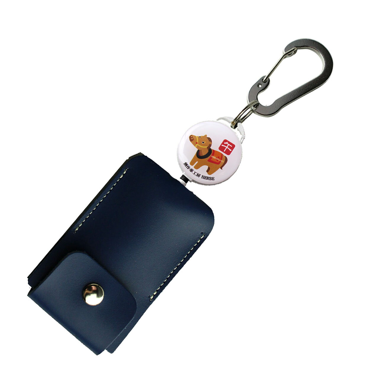 素材：牛革（日本製） サイズ：約8.5×5cm（全長 約23.5cm） （多少サイズに誤差があることがありますが予めご了承ください。） リールサイズ：直径約3cm、紐長さ約90cm リールの表面のみに可愛いぷっくりシール貼付け 生産国：日本 鍵番号を隠して犯罪から身を守る 鍵に刻印されている数字やアルファベットの製造番号があれば、ネットで簡単に合鍵が作れます。その合鍵を使って家に侵入する事件が起きているので、他人に鍵の製造番号を見られないようにキーカバーをつけて防犯対策をしましょう。お家の鍵をキーケースカバーに入れてみませんか？　カバンにぶら下げていても鍵が見えず防犯上も安心です。