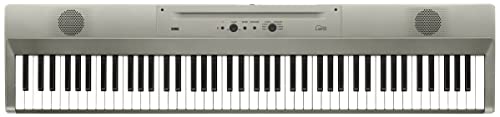 電子ピアノ・メタリック・シルバー L1SP MSILVER・・Color:メタリック・シルバーStyle:電子ピアノ・7cmの薄さ・6kgの軽量ボディで気軽に持ち運び。・弾きやすいライトタッチ鍵盤。軽いタッチが好き・重い鍵盤が苦手な方におすすめ。・ダイヤルで簡単に選べる8音色。・単3形電池6本で8時間連続動作。・ペダル、譜面立て、専用スタンド付属。Love Piano Love Liano. ピアノがある生活をイメージしてみましょう。すぐそばにピアノがあるだけで毎日楽しい気分になれる。やっぱり音楽っていいな、ピアノっていいな。 でも、うちに置くには大きいし重いしどうしよう。そんな迷いを吹き飛ばす軽量でスリムなピアノができました。 音楽とピアノをもっと好きになる。そんな新しい日常をLianoで始めよう。 仕様 ・鍵盤:88鍵(A0~C8)LS鍵盤 ・音色:8音色 ・デモ・ソング:8(音色デモ・ソング) ・最大同時発音数:120 ※音色によって最大同時発音数は異なります ・接続端子:PHONES/LINE OUT兼用端子、USB端子(Type-B)、DAMPER端子 ・電源:ACアダプター(DC 12V)または、単3形アルカリ乾電池6本orニッケル水素乾電池6本(別売) 電池寿命:約8時間(単3形アルカリ乾電池6本)*使用電池、使用状況により変動します ・外形寸法/質量:1 282(W)x 290(D)x 73(H)mm/6.0 kg (本体のみ ※1 282(W)x 457(D)x 781(H)mm/8.4 kg(スタンド含み突起物含む、譜面立て含まず) ・付属品:ACアダプター(KA390)、譜面立て、ペダル・スイッチ(PS-3)、X型ピアノスタンド