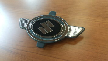 新型ハスラー専用の復刻版エンブレム パーツ 三木スズキオリジナルのブラック塗装バージョンです 専用のオリジナル台座付き 新型ハスラー専用 エンブレム 復刻版エンブレム前後 オリジナルブラックver 専用オリジナル台座付き Mclimb Weed 新型ハスラー専用の復刻版エンブレム パーツ 三木スズキオリジナルのブラック塗装バージョンです 専用のオリジナル台座付き 新型ハスラー専用 エンブレム 復刻版エンブレム前後 オリジナルブラックver 専用オリジナル台座付き Mclimb Weed