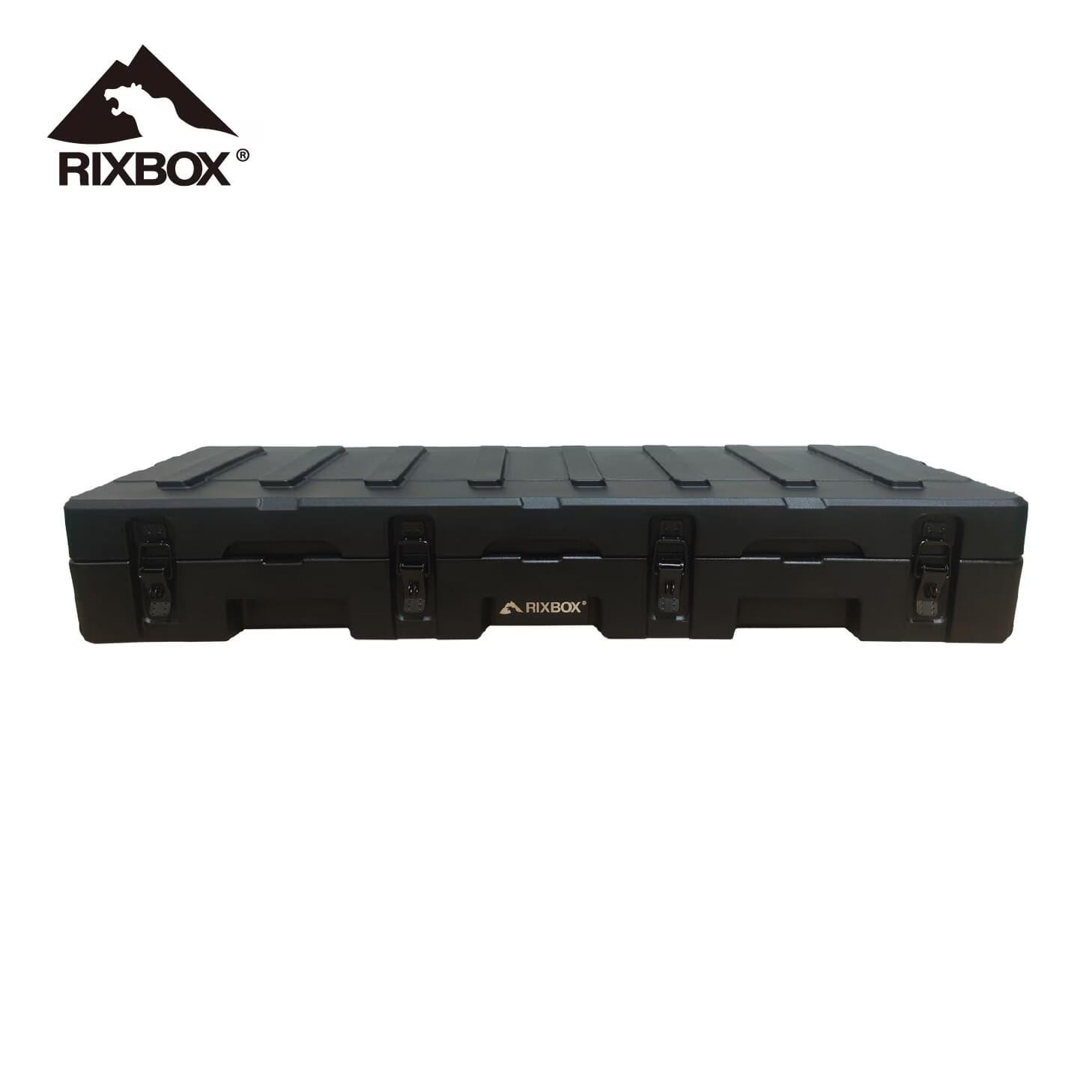 【 商品説明 】 RIXBOX「RUGGED CASE 85L」は、シャベルやリカバリーギア、工具などの長尺物を収納できる、大容量85Lのラギッドケースです。 高さを抑えたロープロファイル設計により、ルーフラックなどへの積載にも適した形状。 アウトドアギアや工具類をまとめて収納し、車載収納やキャンプなどさまざまなシーンで活躍します。 ■ 大容量85L 容量85Lの広々とした収納スペースを確保。 シャベルやリカバリーギア、工具など、長さのあるアイテムもまとめて収納できます。 ■ ルーフラックにも積載しやすいロープロファイル設計 高さを抑えた設計により、ルーフラックなどへの積載にも適しています。 車両の限られたスペースを有効活用しながら、アウトドアギアをまとめて持ち運ぶことができます。 ■ タフなLLDPE製ボディ ケース本体にはLLDPEを採用。 アウトドアや車載など、ハードな使用環境を考慮したタフな収納ケースです。 ■ 防塵・防水仕様 ガスケットシールを備え、防塵・防水性にも配慮。 アウトドアでの使用時にも収納物を保護しやすい設計です。 ■ ステンレス製ラッチ ラッチにはステンレスを採用し、パウダーコート仕上げを施しています。 しっかりとフタを固定し、収納物を保護します。 ■ ガスストラットダンパー搭載 フタにはガスストラットダンパーを採用。 ルーフラックなど高い位置に積載した場合でもフタを開いた状態で保持しやすく、荷物の出し入れをスムーズに行えます。 ■ フタ裏面のモールパネルに対応 フタの裏面には、別売のモールパネルを取り付け可能。 収納スペースをさらに有効活用し、ギアの整理にも役立ちます。 ■ スタッキング対応 インターロックデザインを採用し、同サイズのケース同士でスタッキングが可能。 複数のケースを使用する場合にも、スペースを有効活用できます。 ■ 4色から選択可能 カラーは「マットブラック」「ブラックグレー」「デザートタン」「グレージュ」の4色。 車両やアウトドアギアのカラー、好みのスタイルに合わせてお選びいただけます。 【 カラー 】 ・マットブラック ・ブラックグレー ・デザートタン ・グレージュ ※ご注文時にカラーをお選びください。 【 サイズ・スペック 】 商品名：RUGGED CASE 85L 容量：85L 外寸：W477mm × L1283mm × H210mm 内寸：W377mm × L1191mm × H150mm 重量：約9.3kg 開閉位置：長辺側 生産国：中国 本体素材：LLDPE ラッチ素材：ステンレス（パウダーコート仕上げ） ベルトハンドル：ナイロン 【 ご購入前にご確認ください 】 ・本商品は4色のカラーからお選びいただけます。 ・ご注文時にカラーをお間違いのないようご確認ください。 ・別売のモールパネルをフタ裏面に取り付けることができます。 ・スタッキングは同サイズのケース同士でご使用ください。 ・掲載画像はイメージです。実際の商品と仕様・カラー等が異なる場合がございます。 ・製品の仕様・デザイン・付属品等は、予告なく変更となる場合がございます。 【 メーカー直送商品について 】 ・本商品はメーカー直送商品となります。 ・メーカー在庫のため、ご注文いただいたタイミングによってはメーカー欠品となっている場合がございます。 ・ご注文後にメーカー欠品が判明した場合は、ご注文をキャンセルとさせていただく場合がございます。あらかじめご了承ください。 【 配送について 】 ・配送方法はメーカー指定の配送方法となります。 ・商品のサイズや配送地域等の条件により、個人宅への配送ができない場合がございます。 ・個人宅への配送が不可となる場合は、別途お届け先についてご相談・ご連絡をさせていただく場合がございます。 ・配送先によっては、法人様・事業所様宛、または運送会社の支店止めなどをご指定いただく必要がございます。