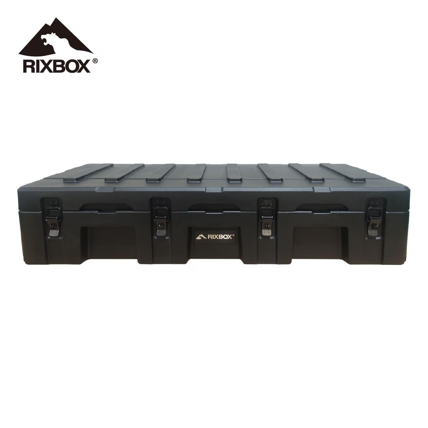 【 商品説明 】 RIXBOX「RUGGED CASE 116L」は、アウトドアギアや工具、長尺物などをまとめて収納できる大容量116Lのラギッドケースです。 ロープロファイル設計を採用し、ルーフキャリアにも積載しやすい高さに抑えながら、85Lモデルよりも高さを確保。 少し高さのあるギアや長尺物の収納・運搬に適しています。 ケース本体には耐久性の高いLLDPEシェルを採用。 ステンレス製ラッチや防塵・防水性を備えたガスケットシール、ガスストラットダンパーなど、アウトドアや車載で使いやすい機能を備えています。 ■ 大容量116L 116Lの広々とした収納スペースを確保。 キャンプ用品やアウトドアギア、工具類など、さまざまなアイテムをまとめて収納できます。 ■ 高さのあるギアや長尺物の収納に 85Lモデルよりも高さを確保した設計。 少し高さのあるギアや長尺物の保管・運搬にも適しています。 ■ ルーフキャリアに積載しやすいロープロファイル設計 高さを抑えた設計により、ルーフキャリアやルーフラックへの積載にも適しています。 車両の限られたスペースを有効活用しながら、アウトドアギアをまとめて持ち運ぶことができます。 ■ 耐久性の高いLLDPE製ボディ ケース本体には耐久性に優れたLLDPEを採用。 アウトドアや車載など、ハードな使用環境にも対応するタフな収納ケースです。 ■ 防塵・防水性に配慮した設計 蓋にはガスケットシールを備え、防塵・防水性に配慮した設計。 アウトドアでの使用時にも収納物を保護しやすく、天候や地形を気にせず使用できます。 ※完全防水ではありません。 ■ ステンレス製ラッチ ラッチにはステンレスを採用し、パウダーコート仕上げを施しています。 南京錠を取り付けることで、収納物の防犯対策にも活用できます。 ■ ガスストラットダンパー搭載 蓋にはガスストラットダンパーを採用。 ルーフラックなど高い位置に積載した場合でも、蓋の開閉をスムーズに行えるよう設計されています。 ■ スタッキング対応 インターロックデザインを採用し、同サイズのケース同士でスタッキングが可能。 複数のRUGGED CASEを使用する場合にも、スペースを有効活用できます。 ■ 別売MOLLE PANELに対応 蓋の裏面には別売のMOLLE PANELを取り付け可能。 蓋裏のスペースを収納場所として活用し、ギアや小物を整理することができます。 【 カラー 】 ・マットブラック ・ブラックグレー ・デザートタン ・グレージュ ※ご注文時にカラーをお選びください。 【 サイズ・スペック 】 商品名：RUGGED CASE 116L ブランド：RIXBOX 容量：116L 外寸：W478mm × L1200mm × H283mm 内寸：W378mm × L1108mm × H223mm 重量：約12.7kg 開閉位置：長辺側 本体素材：LLDPE ラッチ（金具）：ステンレス（パウダーコート仕上げ） ベルトハンドル：ナイロン 生産国：中国 【 ご購入前にご確認ください 】 ・本商品はRUGGED CASE 116Lです。 ・カラーは4色からお選びいただけます。 ・ご注文時にカラーをお間違いのないようご確認ください。 ・本商品は完全防水ではありません。 ・スタッキングは同サイズのケース同士でご使用ください。 ・別売のMOLLE PANELを蓋裏面に取り付けることができます。 ・別売のQUICK MOUNTを使用することで、ルーフラックへの固定が可能です。 ・掲載画像はイメージです。実際の商品と仕様・カラー等が異なる場合がございます。 ・製品の仕様・デザイン・付属品等は、予告なく変更となる場合がございます。 【 メーカー直送商品について 】 ・本商品はメーカー直送商品となります。 ・メーカー在庫のため、ご注文いただいたタイミングによってはメーカー欠品となっている場合がございます。 ・ご注文後にメーカー欠品が判明した場合は、ご注文をキャンセルとさせていただく場合がございます。あらかじめご了承ください。 【 配送について 】 ・配送方法はメーカー指定の配送方法となります。 ・商品のサイズや配送地域等の条件により、個人宅への配送ができない場合がございます。 ・個人宅への配送が不可となる場合は、別途お届け先についてご相談・ご連絡をさせていただく場合がございます。 ・配送先によっては、法人様・事業所様宛、または運送会社の支店止めなどをご指定いただく必要がございます。
