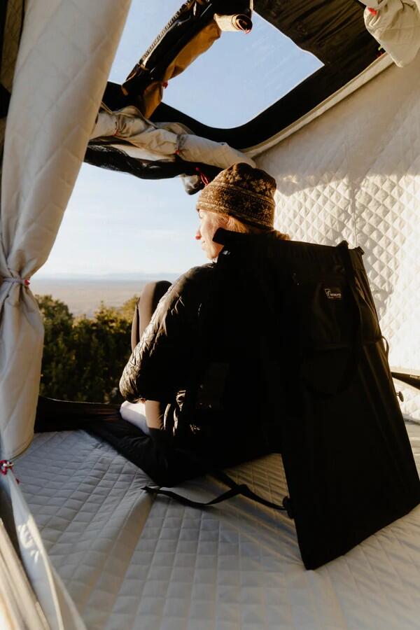 MClimb WEEDのIntrepid GEO2.5専用 インスレーションスキン 断熱キルトライナー 四季対応モデル 正規品ルーフテント用 インナーテント 断熱 保温 結露軽減 防寒対策 オールシーズン アウトドア キャンプ 車中泊 快適装備 簡単設営｜アングル3