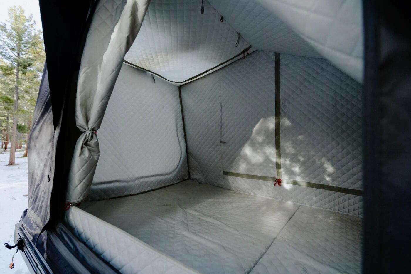 MClimb WEEDのIntrepid GEO2.5専用 インスレーションスキン 断熱キルトライナー 四季対応モデル 正規品ルーフテント用 インナーテント 断熱 保温 結露軽減 防寒対策 オールシーズン アウトドア キャンプ 車中泊 快適装備 簡単設営｜アングル2