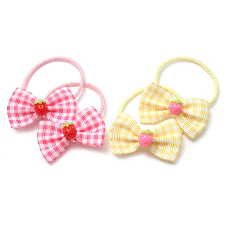 チェックリボンにイチゴモチーフがかわいいミニヘアゴム♪ お得な2個セットでの販売です ベビーや、髪の毛の量が少ないお子様に使いやすいミニゴム使用です ゴム直径約4cm イチゴモチーフ：約7mm リボンサイズ：約4cm 同色2個セット ※画像はご覧になっているモニター・パソコン等により実際の商品と色味が異なる場合がございます。商品画像はあくまでも商品イメージとなりますので予めご了承下さい。 ▼1点1点検品しておりますが、着用可能な小さな汚れや傷などがある場合がございます。 ▼ロットにより商品のサイズ・色味等が多少異なる場合がございます。 ▼柄の出方やモチーフのニュアンスには個体差がございます。思ってたのと違う等はお客様都合となります。サイズ等をよくご確認の上お買い求めください。 ▼頭皮やお肌に異常を感じた時はご使用をお止めいただき専門医へのご相談をお勧め致します。 ▼布製品は濡れたり、摩擦により色落ちする場合がございますので予めご了承下さい。 ▼小さいお子様やペットの誤飲には十分ご注意ください。 ▼ネコポス対応可能商品です。 ご注文内容または、ご注文商品数により1梱包に収まらない場合は送料が変更になる場合がございます。チェックリボンにイチゴモチーフがかわいいミニヘアゴム♪ お得な2個セットでの販売です ベビーや、髪の毛の量が少ないお子様に使いやすいミニゴム使用です ゴム直径約4cm イチゴモチーフ：約7mm リボンサイズ：約4cm 同色2個セット
