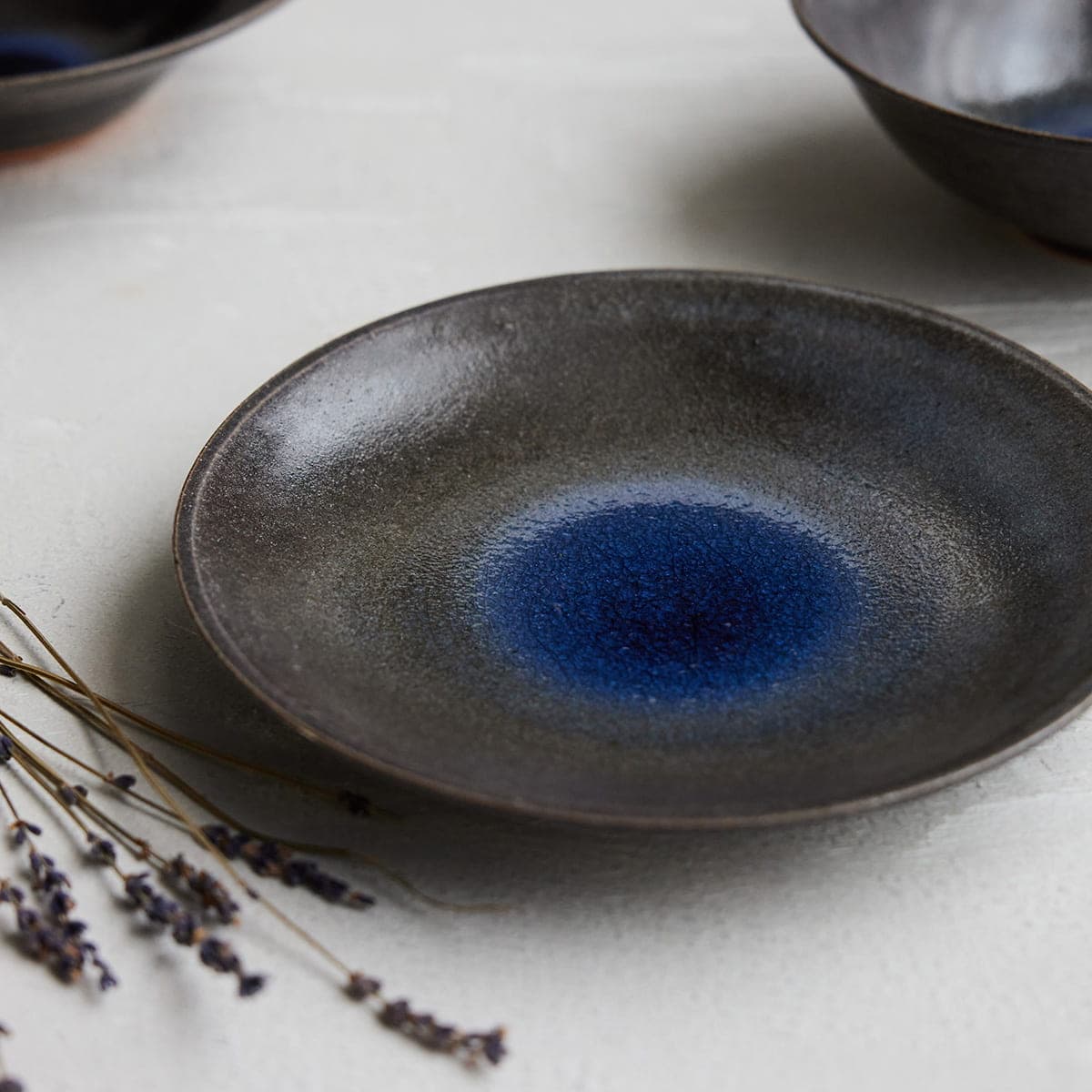 【P10倍】プレート(25.5cm) 大皿 青 ブルー 信楽四季彩陶-春分 朧月 食器 信楽焼 おかず 料理 カフェ デザート おしゃれ 渋い 贅沢 大人 一点物 つまみ キッチン 食洗器 ギフト ラッピング プレゼント