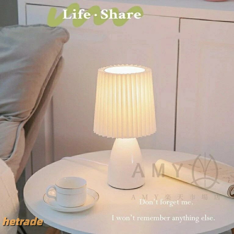商品説明商品紹介北欧デザインのテーブルランプは、シンプルながらも洗練された美しさを放ちます。その滑らかな曲線は、どんなお部屋にも自然に溶け込み、温かみのある光を提供します。3色調色機能により、お好みやシーンに合わせて光の色温度を調整できるため、リラックスタイムの読書灯としても、集中を要する作業時のデスクライトとしても最適です。LEDライトを採用しているため、省エネで長寿命、目に優しい照明を実現。リビングから寝室、さらにはフロアライトとしても活躍する多機能性を備えています。このランプは、おしゃれで機能的なインテリアとして、あなたの生活空間に新たな光をもたらすことでしょう。商品の撮影には最大限注意を払っておりますが、閲覧時のモニター環境によりましては実際の商品と若干違うお色味に映ることもございます仕様・デザインは改良のため予告なく変更することがありますメンテナンス手順:毎日のメンテナンス中にほこりをきれいにするために、柔らかい乾いた布を使ってランプの本体を拭いてください配送について配送料は、購入のお届け先により変動します商品のお届けは、沖縄などの地域は追加料金がございます正確な送料については、注文を確認してからご連絡をさせていただきます複数お買い上げの場合に別々にお送りすることがございます保証期間お買い上げ日から180日間初期不良、自然故障等、通常使用にかける不具合に保証対応させていただきます。テーブルランプ 北欧 テーブルライト ホワイト イエロー