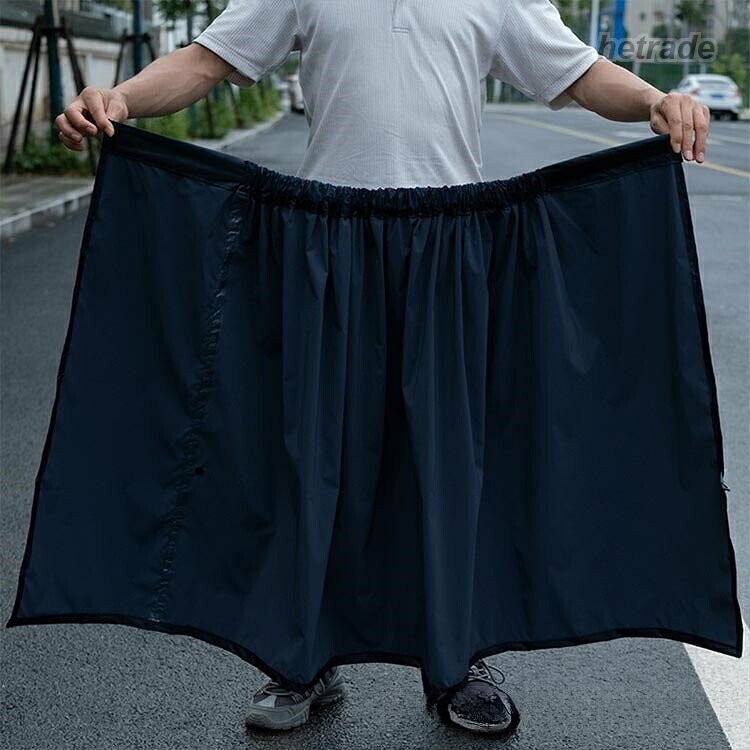 防水レインスカートサイクリングとウォーキングウエスト部分はベルクロ仕様で調節可能着脱が簡単なワンピースデザイン縫い目の防水接着剤は雨水の侵入を効果的に防ぎます サイズ 2XL サイズについての説明 着丈97 幅170 お勧め身長165-180CM※サイズ表の実寸法は商品によって1-3cm程度の誤差がある場合がございます 素材 オックスフォード PVC 色 ブラック ネイビー ブルー レッド 備考 ▼商品の色は、撮影時の光や、お客様のモニターの色具合などにより、実際の商品と異なる場合がございます。あらかじめ、ご了承ください。▼生地の特性上、やや匂いが強く感じられるものもございます。数日のご使用や陰干しなどで気になる匂いはほとんど感じられなくなります。▼同じ商品でも生産時期により形やサイズ、カラーに多少の誤差が生じる場合もございます。▼他店舗でも在庫を共有して販売をしている為、受注後欠品となる場合もございます。予め、ご了承お願い申し上げます。▼出荷前に全て検品を行っておりますが、万が一商品に不具合があった場合は、お問い合わせフォームまたはメールよりご連絡頂けます様お願い申し上げます。速やかに対応致しますのでご安心ください。アウトドアスカート 防風 スカート 通 スポーツ アウトドア 新作 ブラック ネイビー ブルー レッド
