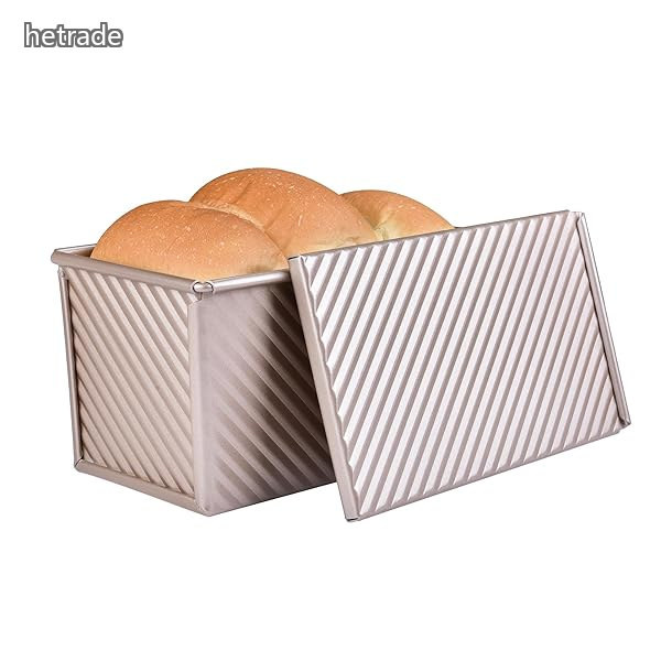 食パン型 1斤 長方形 蓋付き (L-21×10.9×10.2CM) パン型 フタ付き パン焼 くっつかない プルマンローフパン盖付1Lb(ローズゴールド、ツイル)色ローズゴールドモデルQ2211-JP商品説明【商品概要】「商用グレード」厚み0.8mmのカーボンスチールを採用し、抜群の熱伝導性。強化された密封鋼エッジなので、穏やかで持久使用できます、作られたパンはより柔らかく、より美味しく、より強い香りがあります。 エッジを補強して便利に使用でき、反りを防ぎます。 より長い耐用年数を確保。「使いやすさ」少ない天然食用油で優れた焦げ付き防止効果が得られます。焼き時間が短く、消費電力が少ない。離型が簡単 お手入れが簡単「良質のコーティング」コーティングは耐熱皿の最も重要な部分であり、コーティングプロセスが適切でないと、簡単に脱型できません。 コーティングの熱伝導率が悪いと、焼き付けの制御が難しくなります。 私たちのトーストモールドは、市場で高のコーティングを使用しています。「ハイクオリティな家庭料理」アフタヌーンティー、宴会用デザートなどを素早く作ることができます。毎日の料理、家族の夕食、友人の集まり、お祭りのお祝いなどに簡単に対処できます。時間をかけず、より楽しく【商品説明】【商品詳細】商品種別:ローフパン商品名:食パン型 1斤 長方形 蓋付き (L-21×10.9×10.2CM) パン型 フタ付き パン焼 くっつかない プルマンローフパン盖付1Lb(ローズゴールド、ツイル)製造元:商品内容:中サイズ色:ローズゴールド商品タイプ:450グラムの長方形の波模様【当店からの連絡】食パン型 1斤 長方形 蓋付き パン型 キッチン用品 食器 調理器具 続々登場